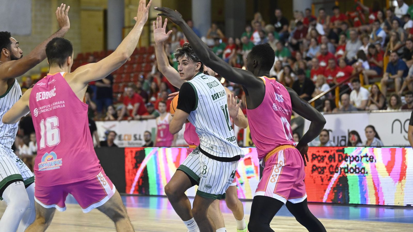 Gonzalo Orozco protege el balón ante varios jugadores del Caja 87 en Vista Alegre.
