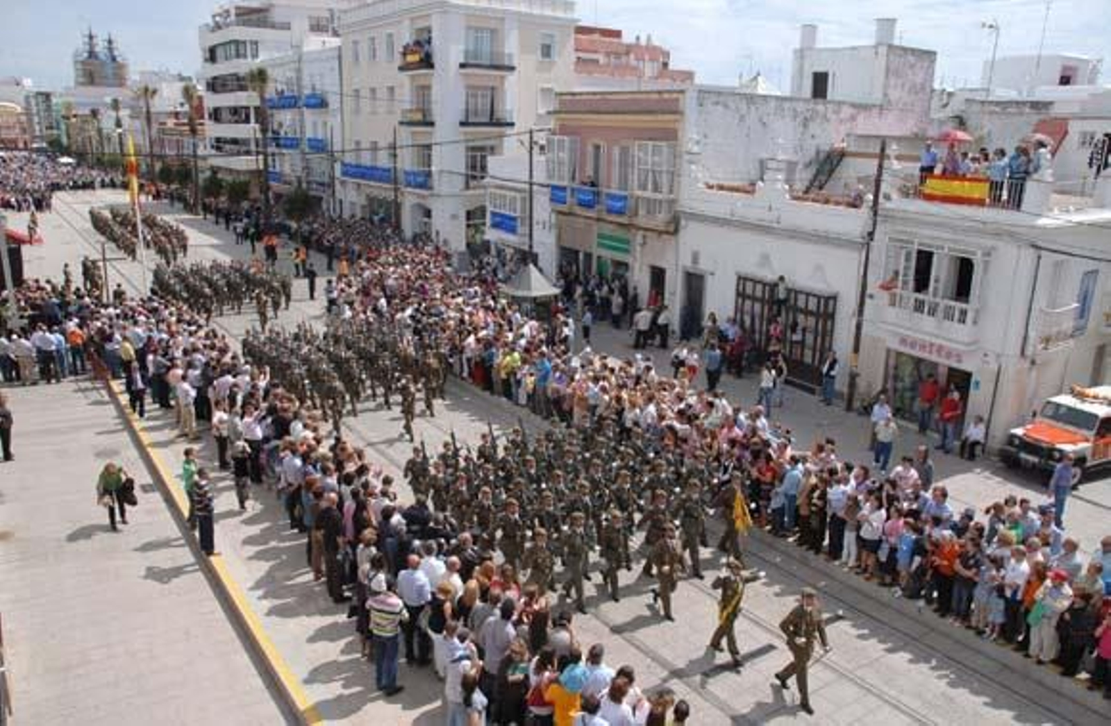 Casi 200 personas participaron en la jura de bandera civil, celebrada en la calle Real

Foto: Rioja