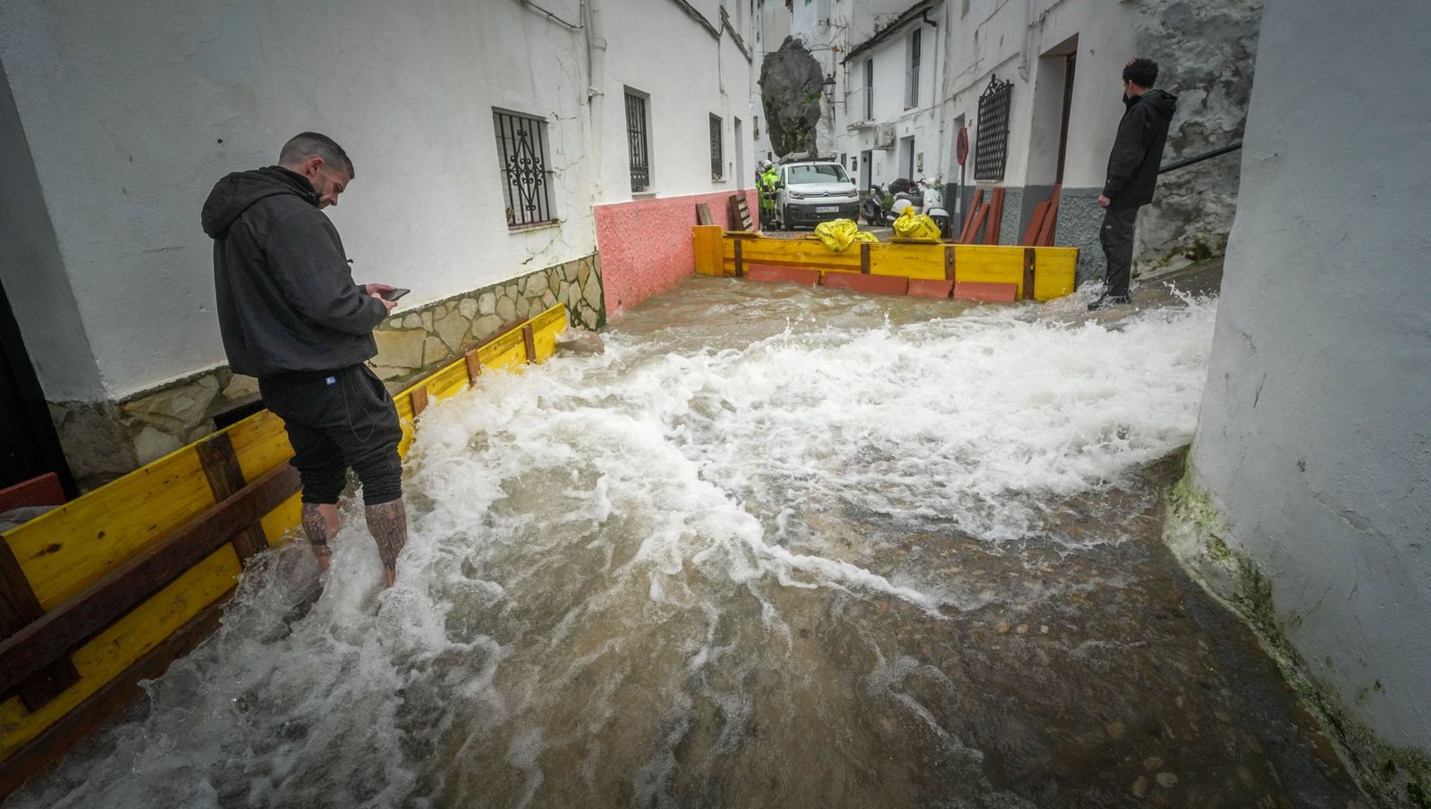 Imágenes de los torrentes de agua por las calles de Ubrique