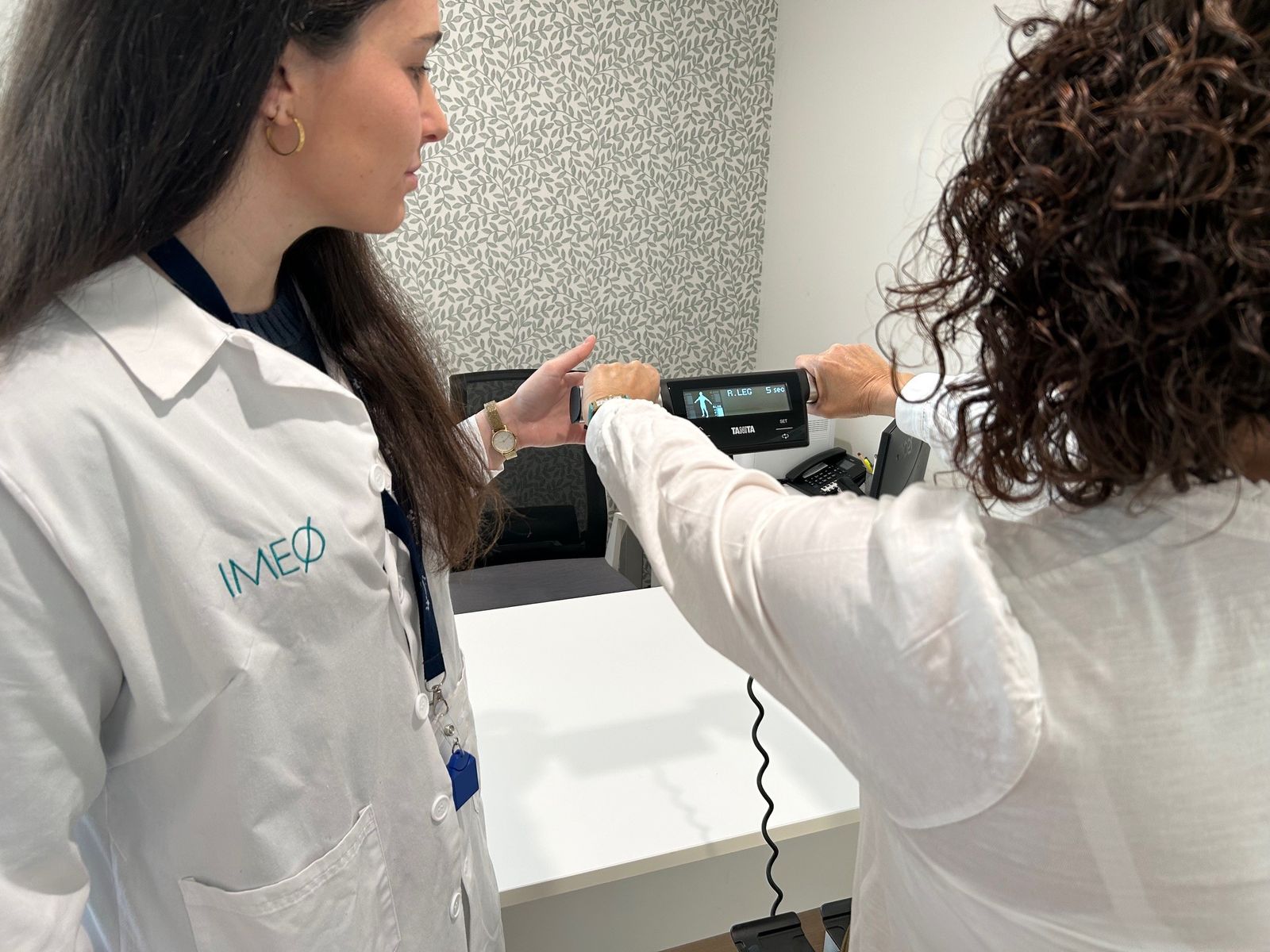 Nutricionista de IMEO VIAMED mide el IMC a una paciente.