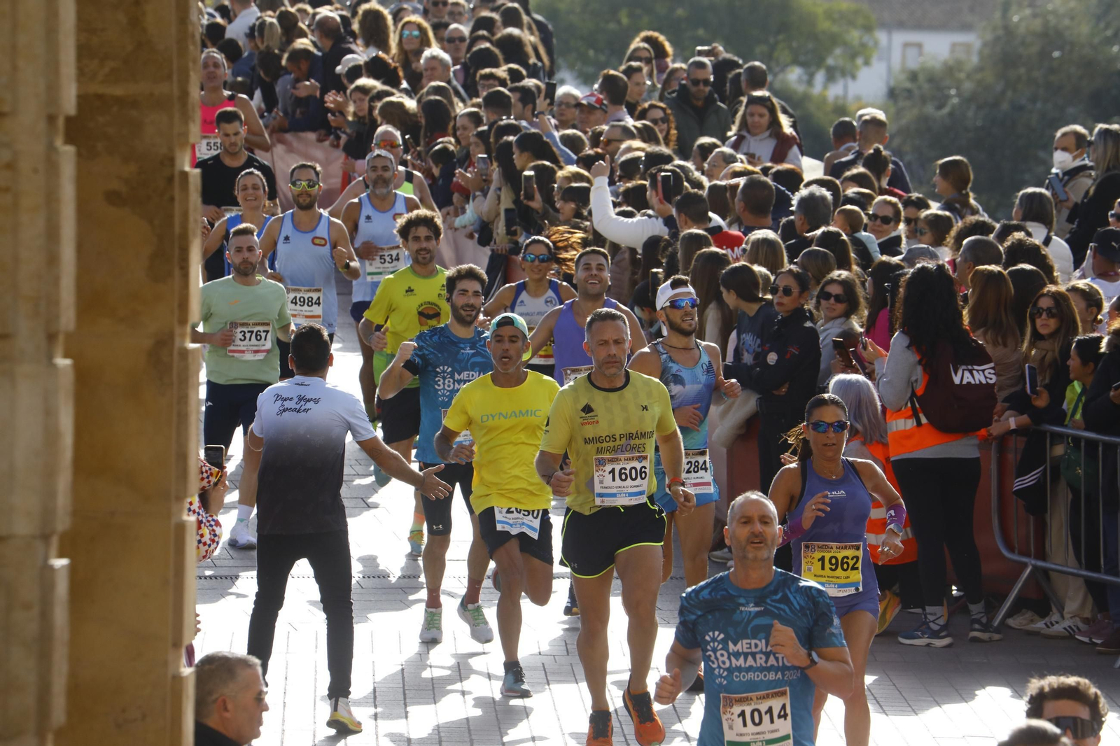 La gloria de cruzar la Puerta del Puente: las fotos de la línea de meta de la Media Maratón de Córdoba 2024