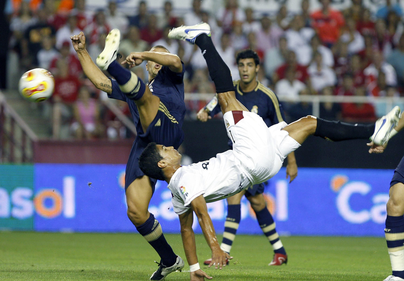 Renato realiza una esapectacular chilena ante Cannavaro en un Sevilla-Real Madrid de 2007.