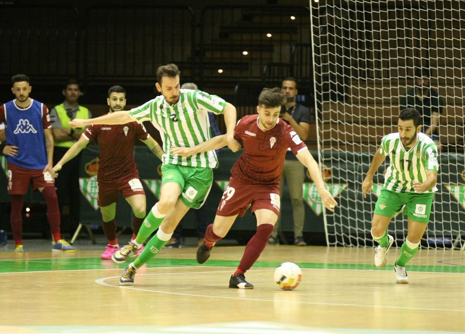 César supera la presión de un jugador del Betis Futsal.