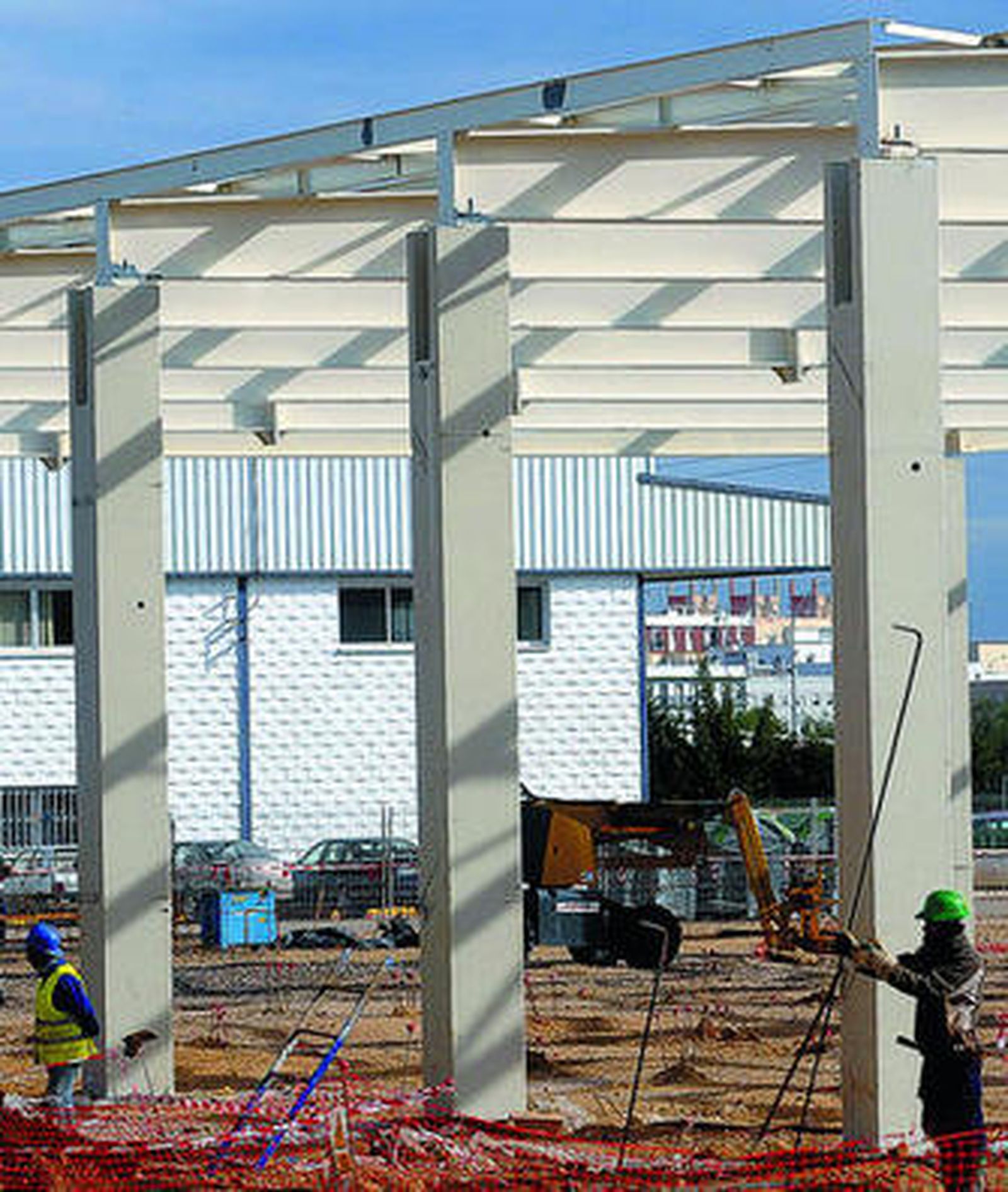 Los operarios ya trabajan en la antigua sede de Transportes Carrillo en la construcción de Gadir Solar.