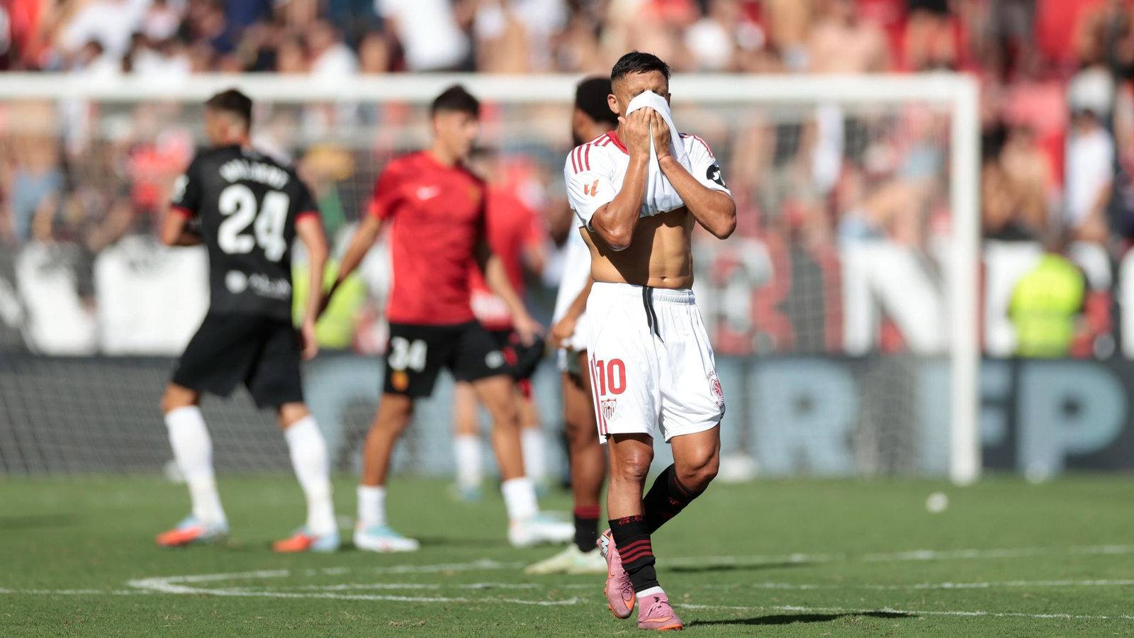 Alexis se lamenta opr la derrota al final del partido.