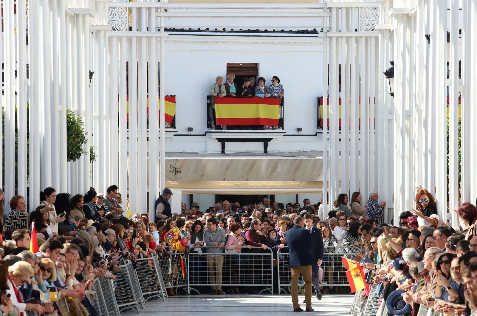Imágenes de Don Felipe y Doña Letizia arropados por el cariño de los almonteños