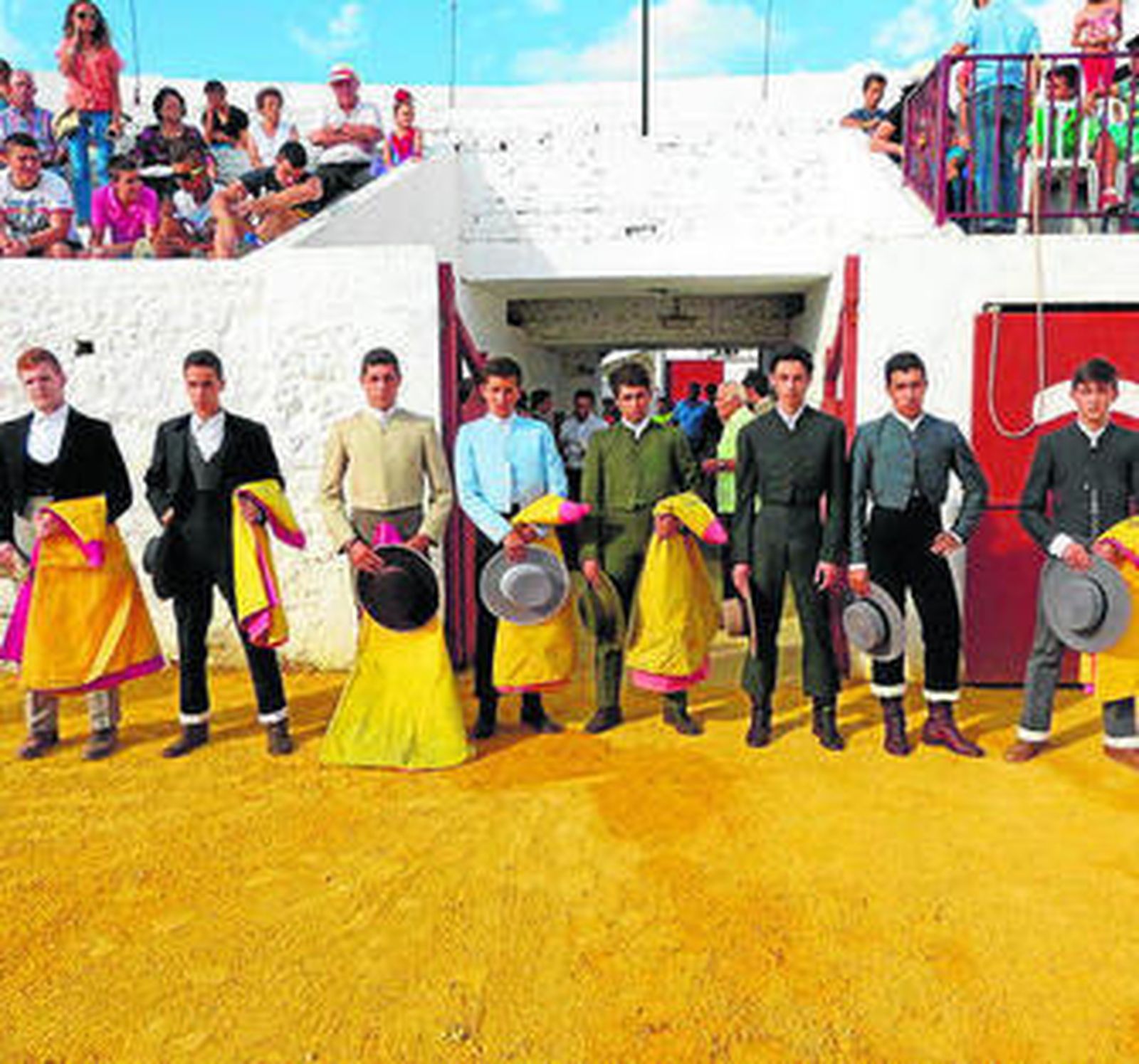 Los alumnos de las escuelas, poco antes del paseíllo, en la plaza de Algar.