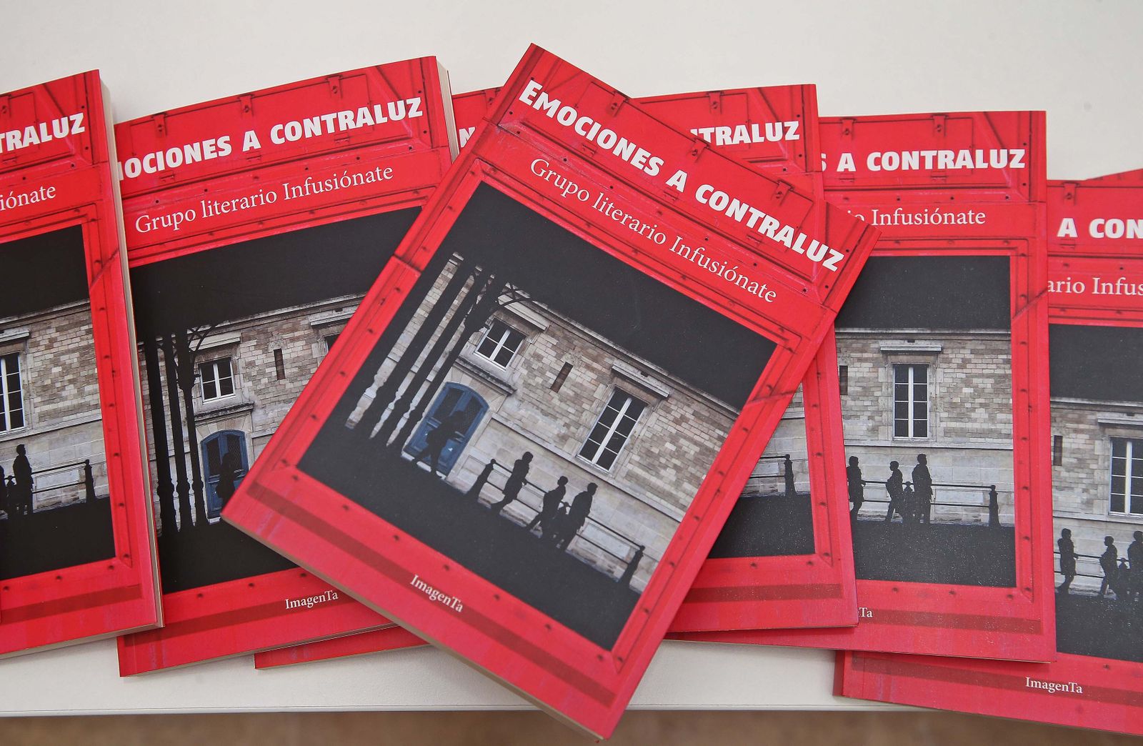 Fotos de la presentación del libro  'Emociones a Contraluz' del grupo literario Infusiónate en Algeciras