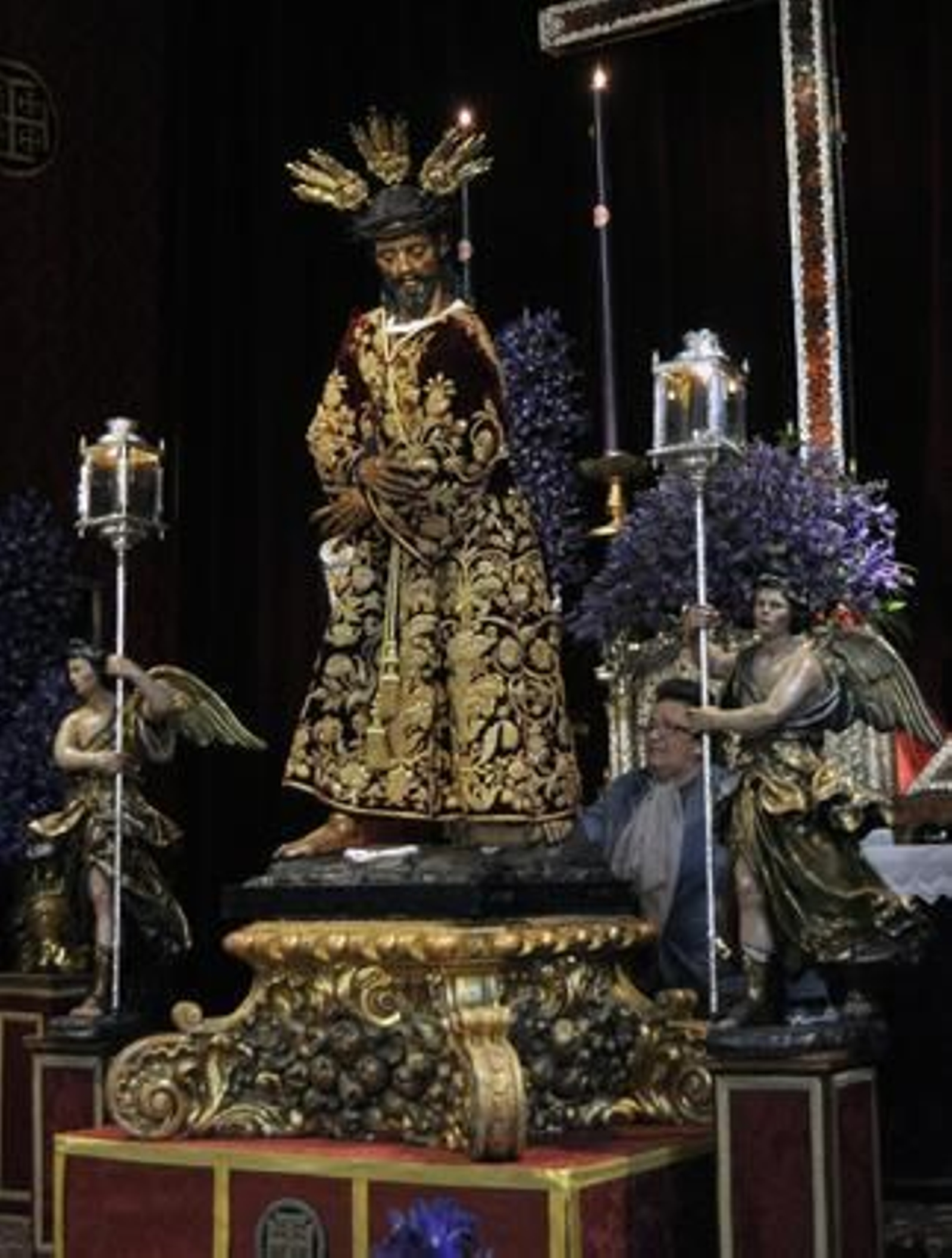 Besapié de Jesús Nazareno de la hermandad del Silencio.

Foto: Manuel Gómez