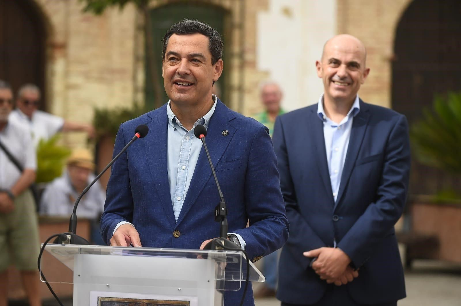 Juanma Moreno, este martes en el Ayuntamiento de Archidona.