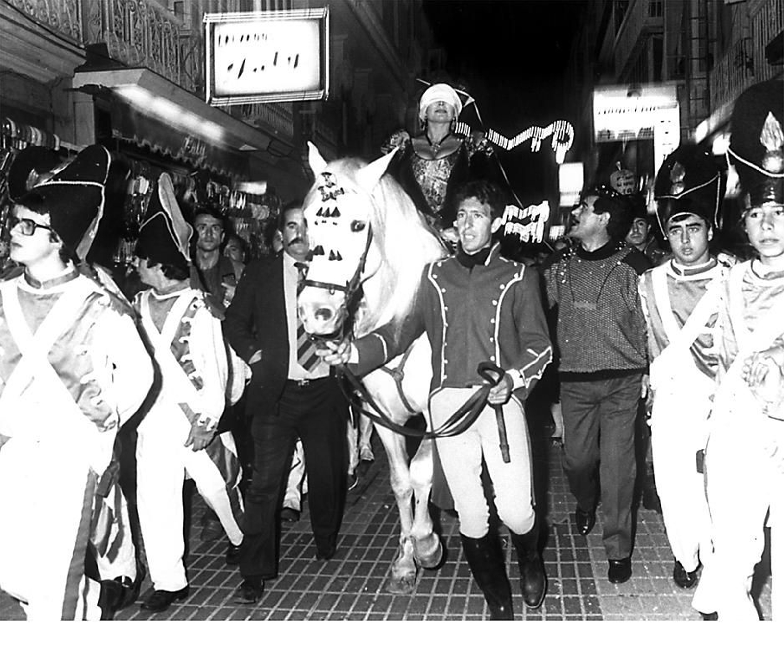 Rocío Jurado camino de la plaza de San Antonio