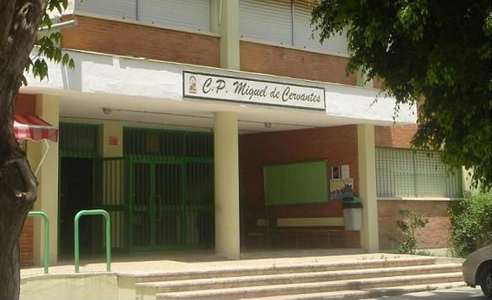 La entrada del colegio Miguel de Cervantes, en Fuengirola.