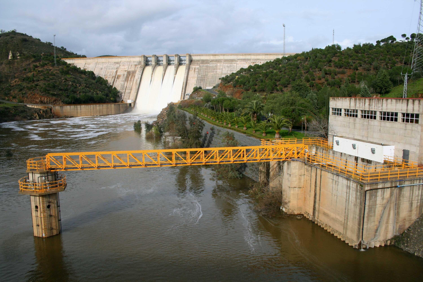 En primer término, bombeo de Bocachanza, con la presa del mismo nombre aliviando agua en una imagen de archivo