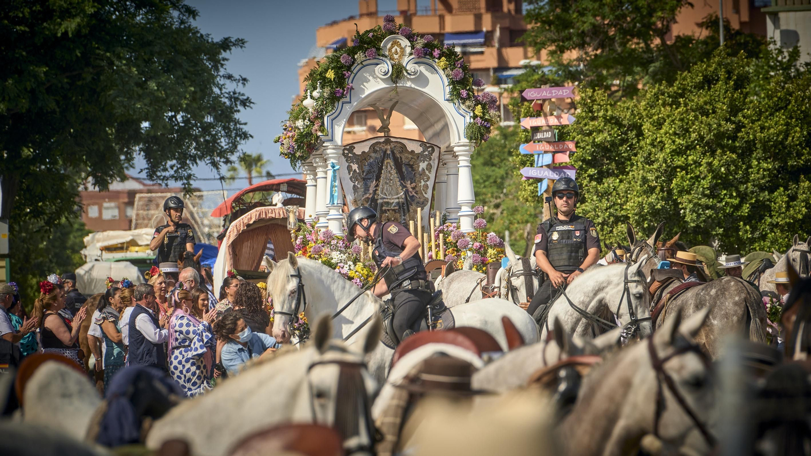 El embarque de las hermandes rocieras de Cádiz en Bajo de Guía