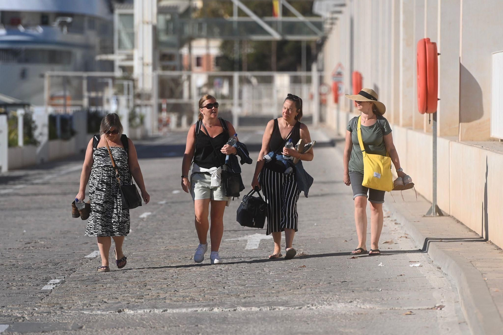 Turistas el pasado fin de semana en el puerto de Málaga.