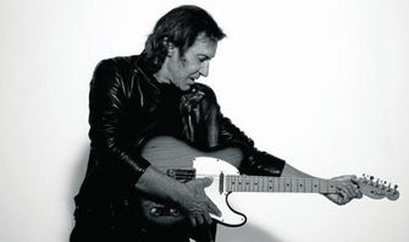 Imagen del cantante Albert Hammond portando su guitarra.