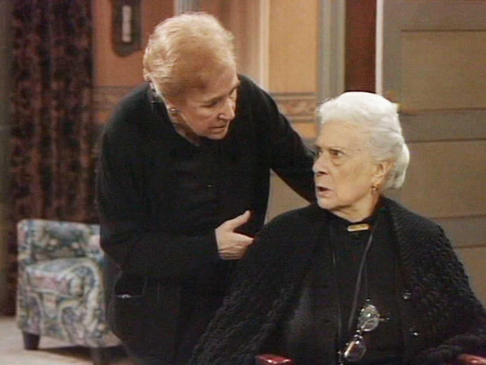 Mari Carmen Prendes y Aurora Redondo en 'El cianuro ¿solo o con leche?'