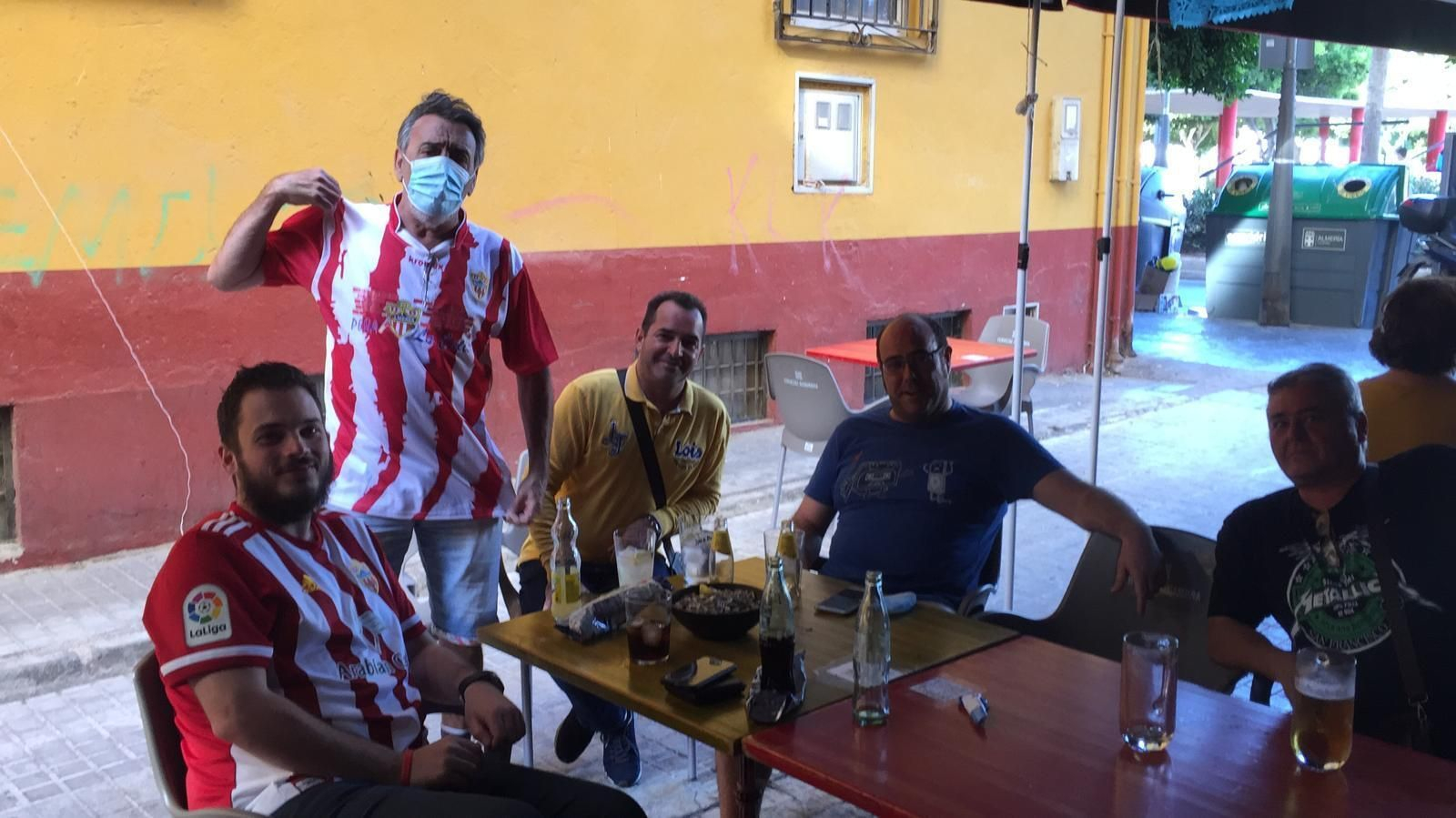 Así vivieron las peñas su primer partido con el Mediterráneo vacío.