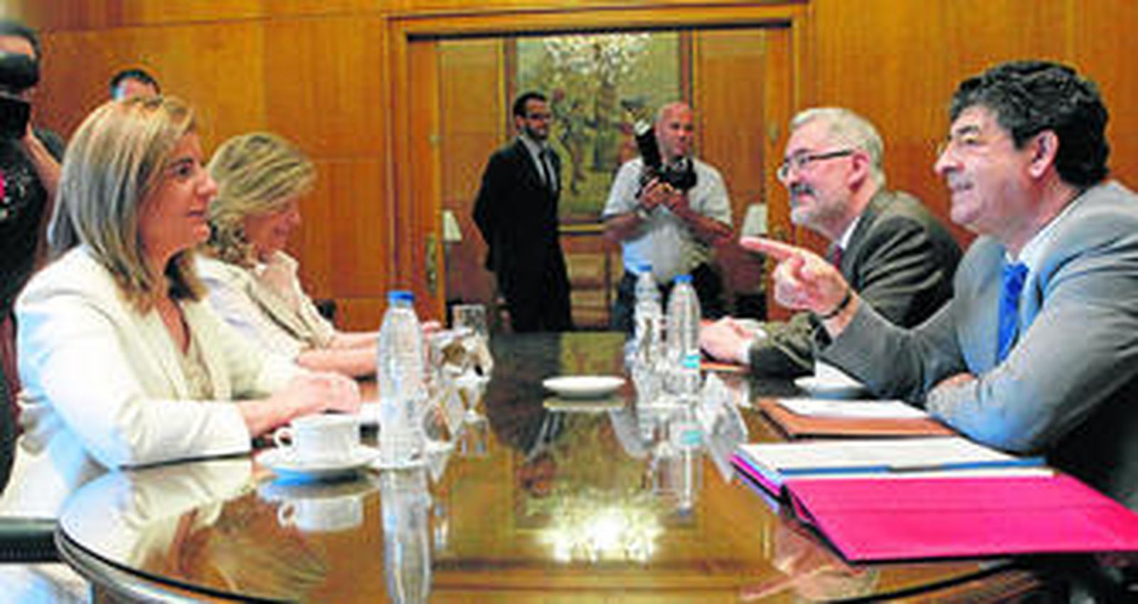 La ministra Báñez, la secretaria de Estado Engracia Hidalgo, el vicepresidente Valderas y el consejero Ávila, ayer, en Madrid.