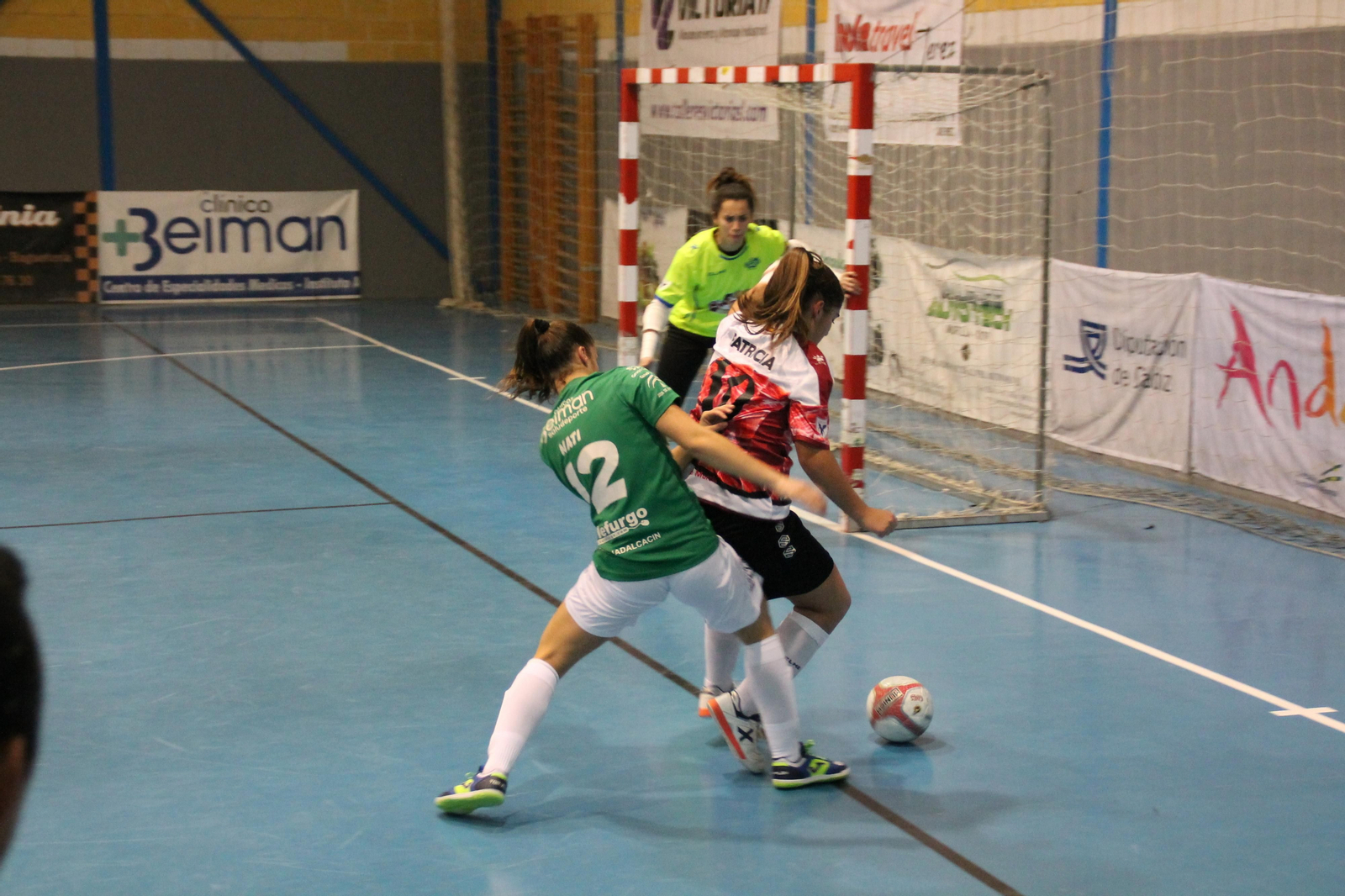 Nati presiona a la visitante Patricia en el área visitante.