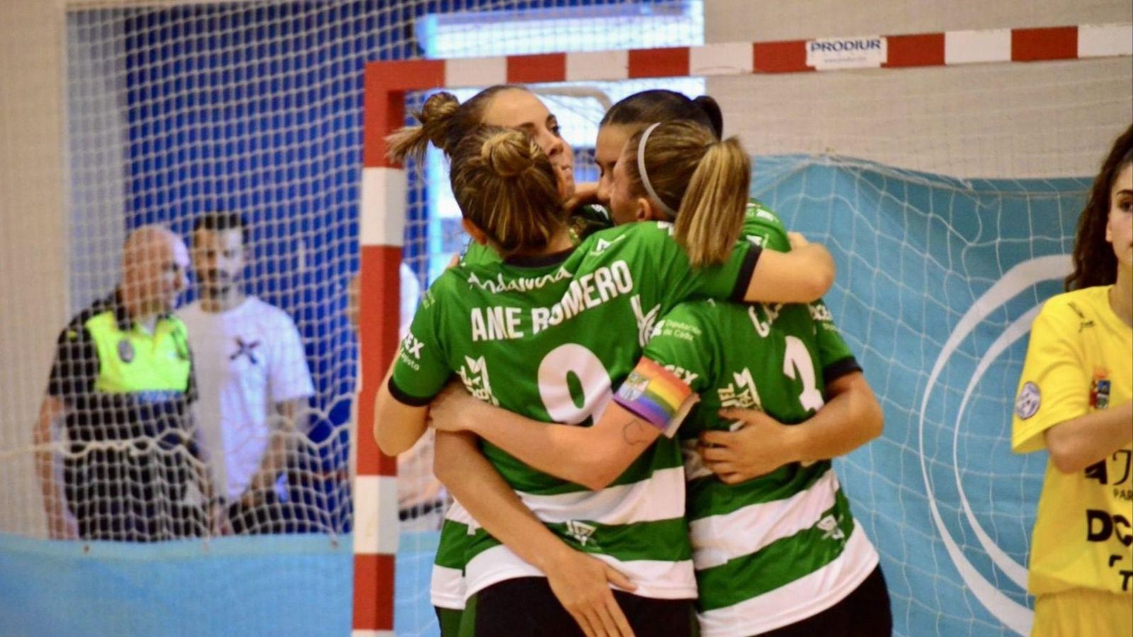 Las jugadoras del Guadalcacín FSF se abrazan tras uno de sus goles al Martos FSF.