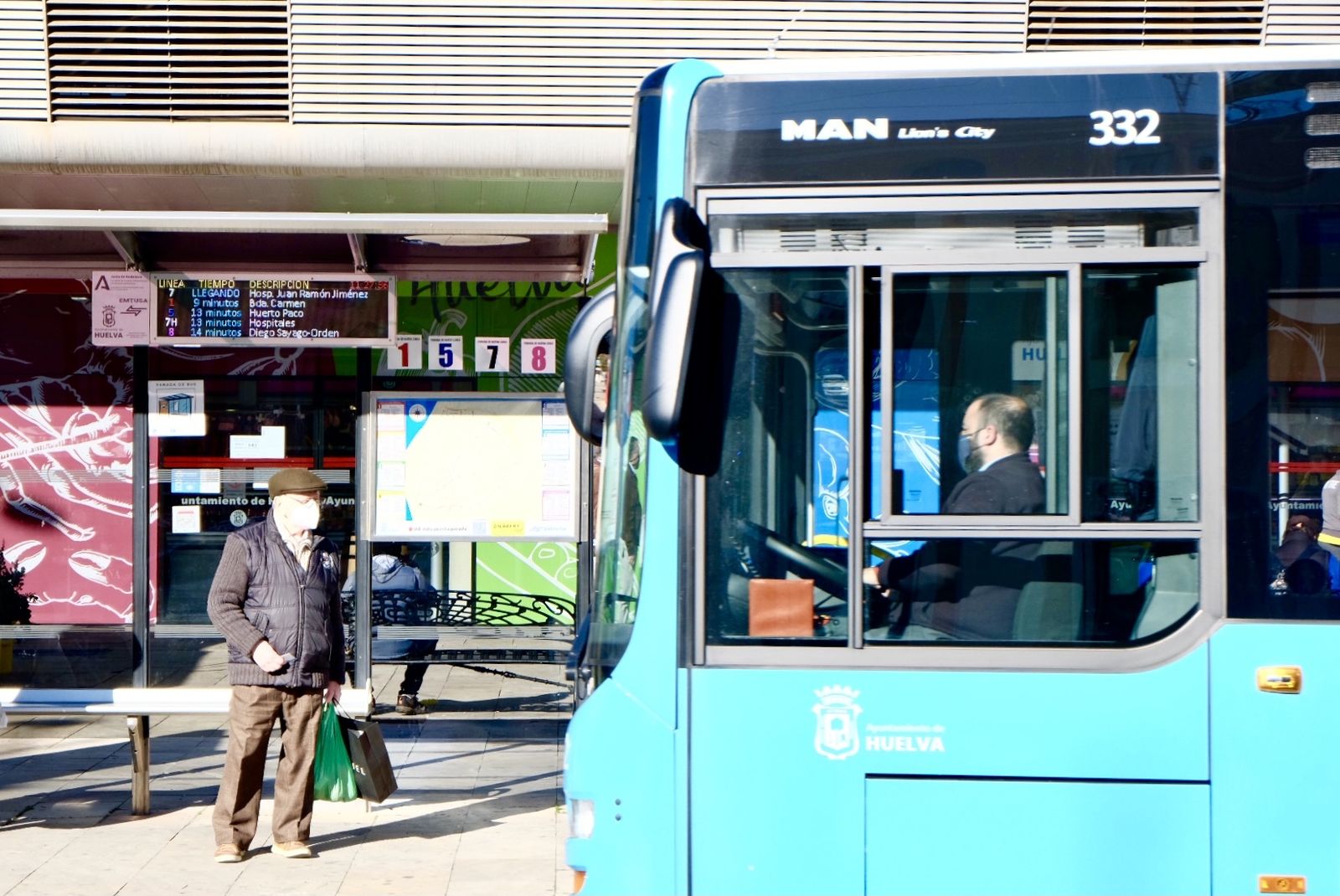 Un autobús de Emtusa se detiene en una parada.