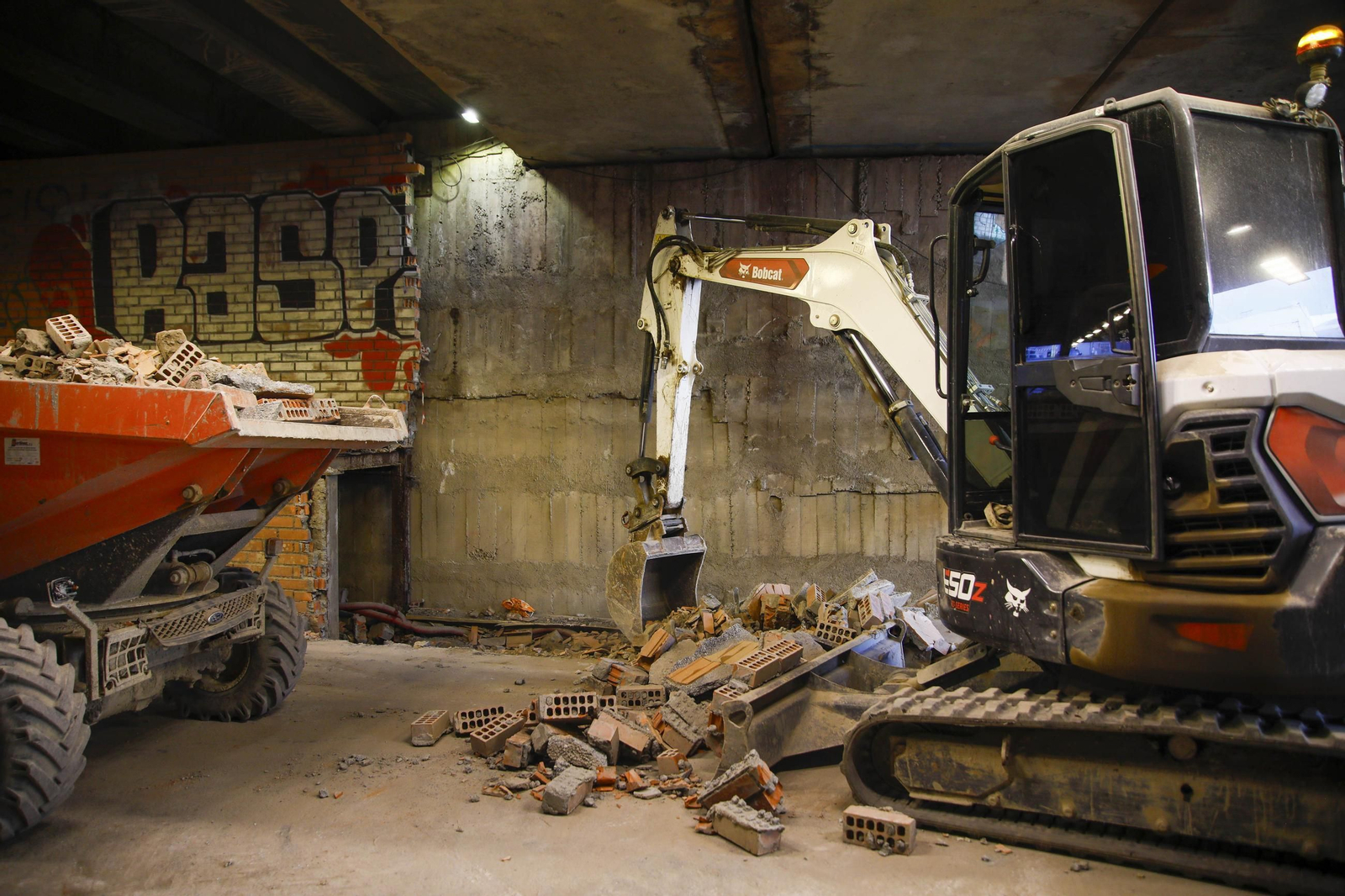 Las mejores imágenes del derribo en el puente de la autovía del aeropuerto y el túnel de La Goleta