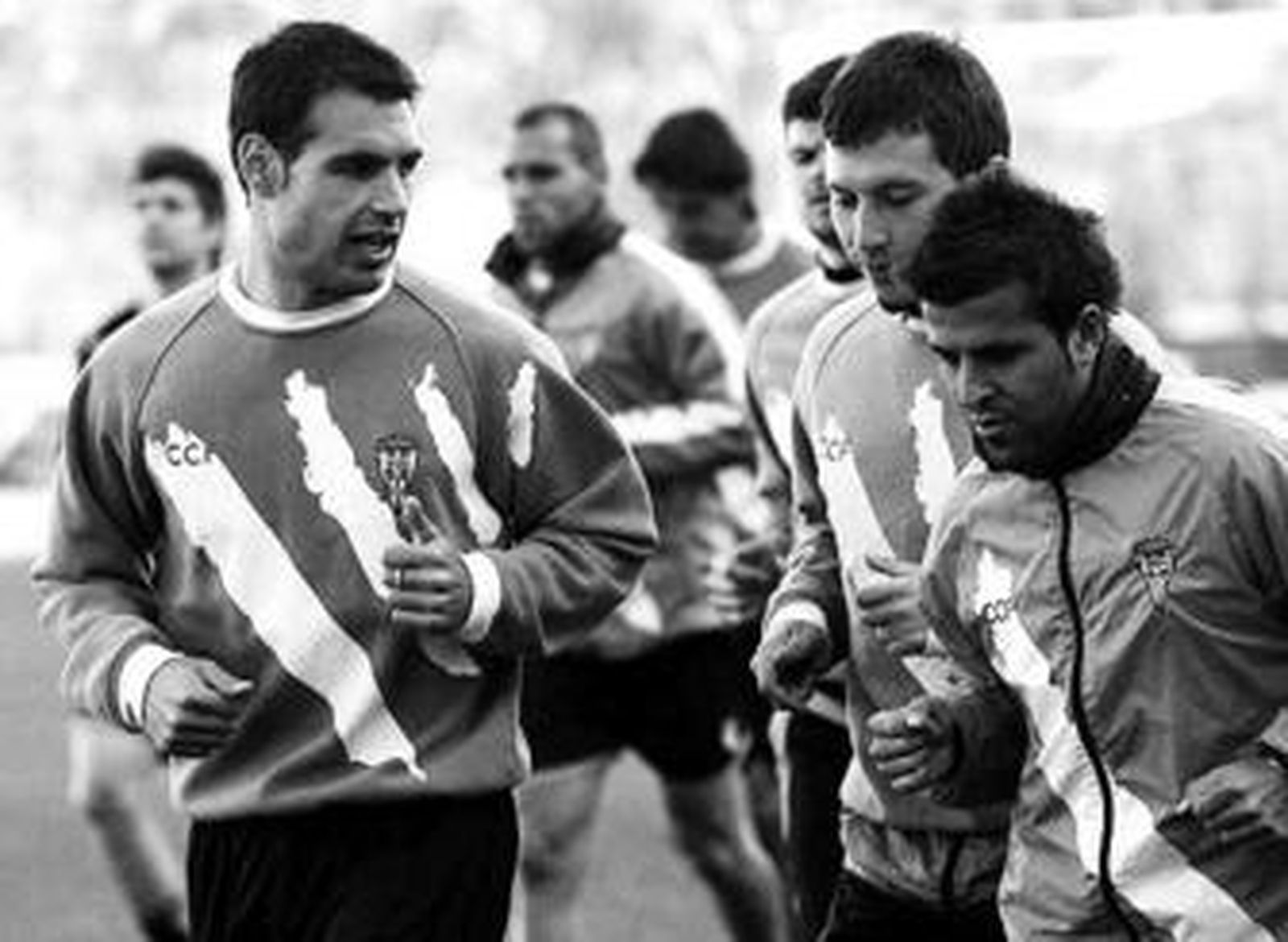 Javi Casas charla con Oberman y Katxorro en la sesión de ayer.