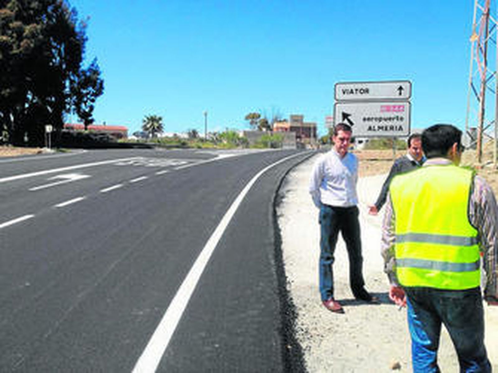 Callejón ha visitado algunos tramos donde se están acometiendo ya los trabajos de asfaltado.