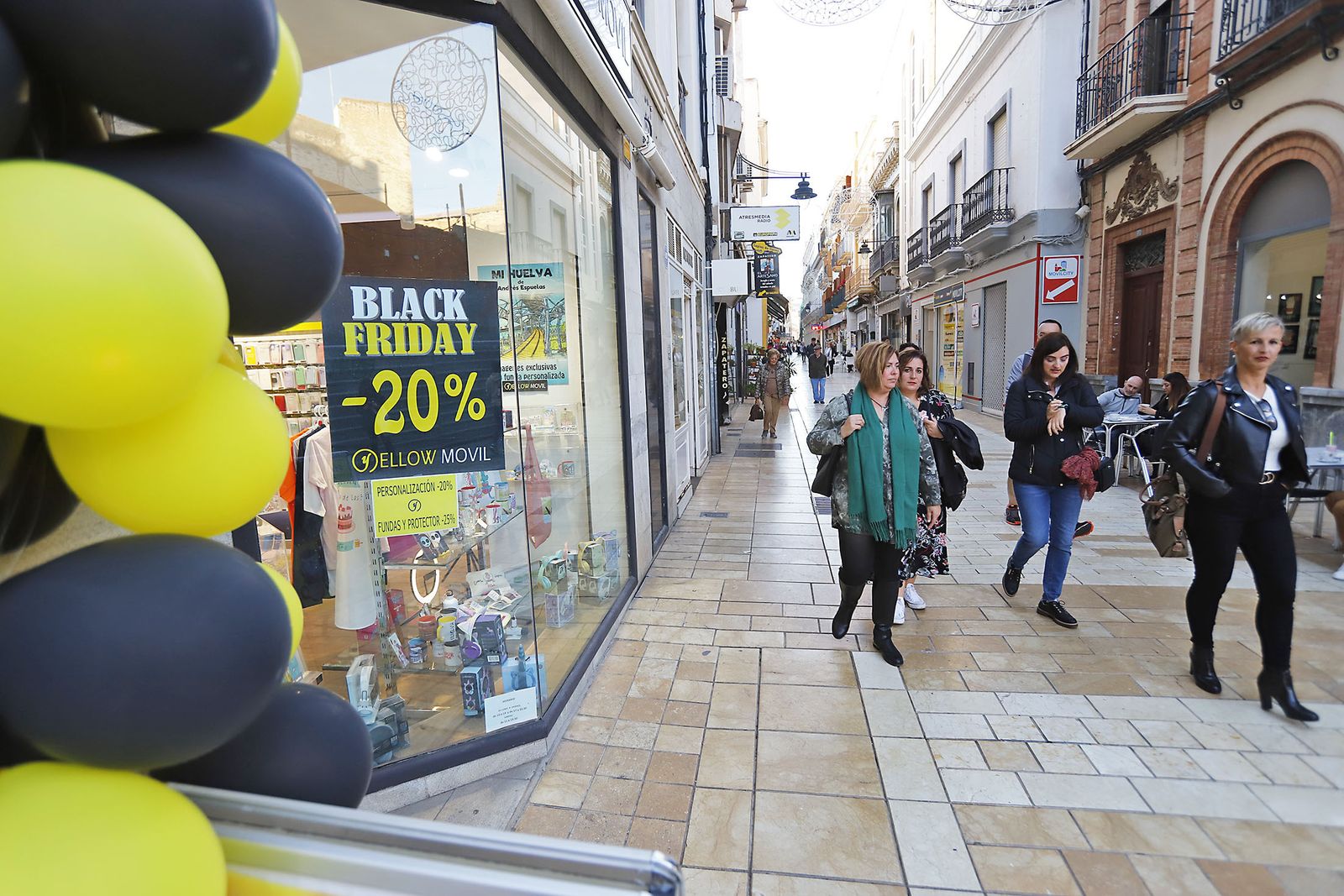 Ambiente en las calles del centro de Huelva con el Black Friday