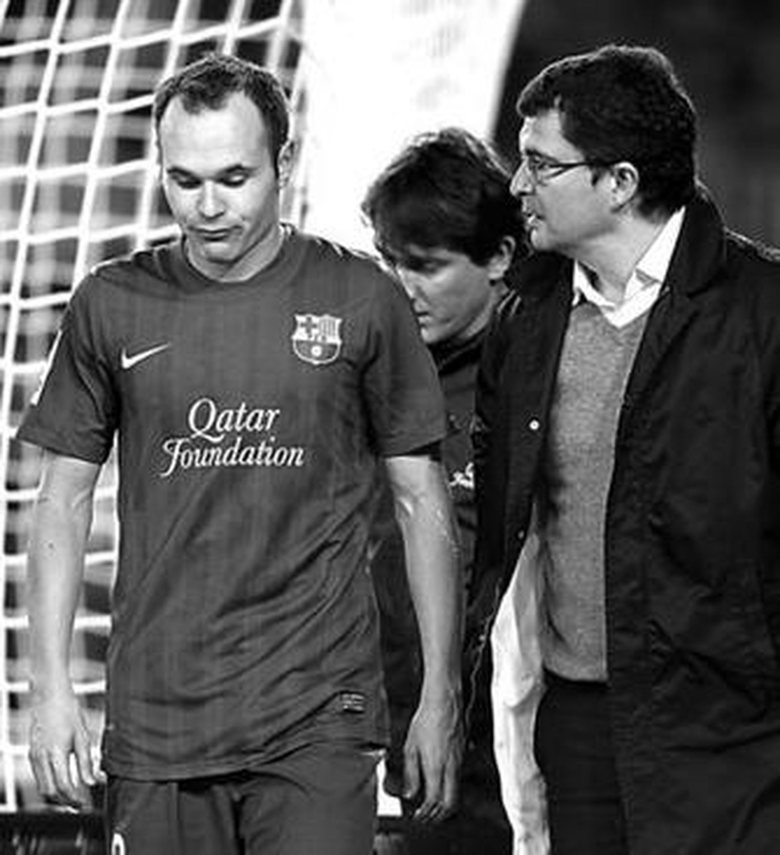 Iniesta se retira por una rotura de fibras acompañado del doctor Pruna.