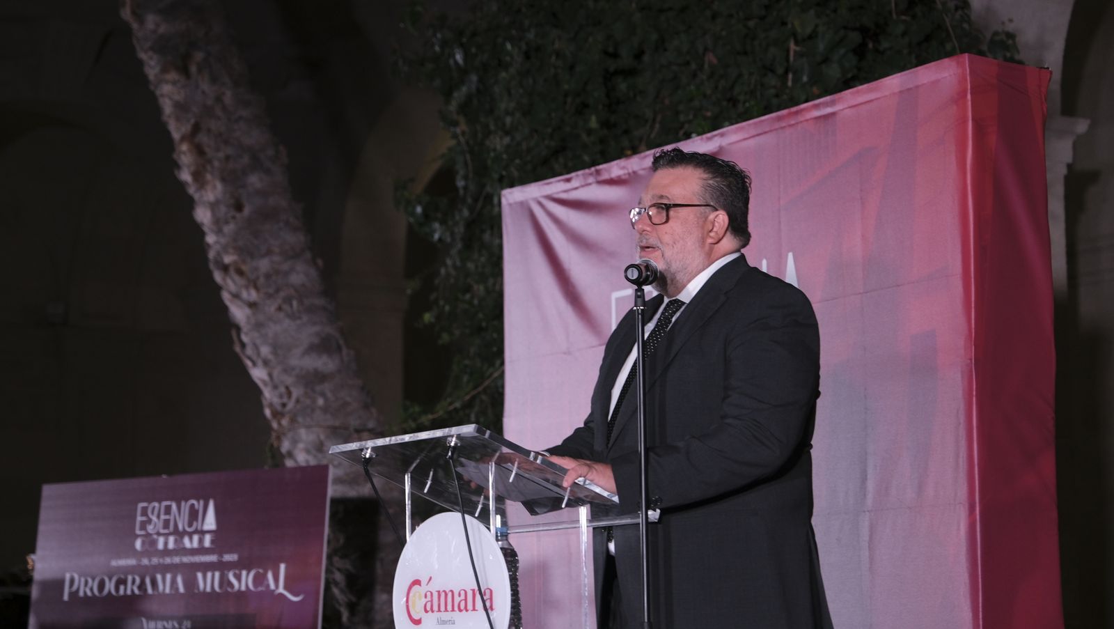 Presentación de Esencia Cofrade, en el Claustro de la Catedral de Almería