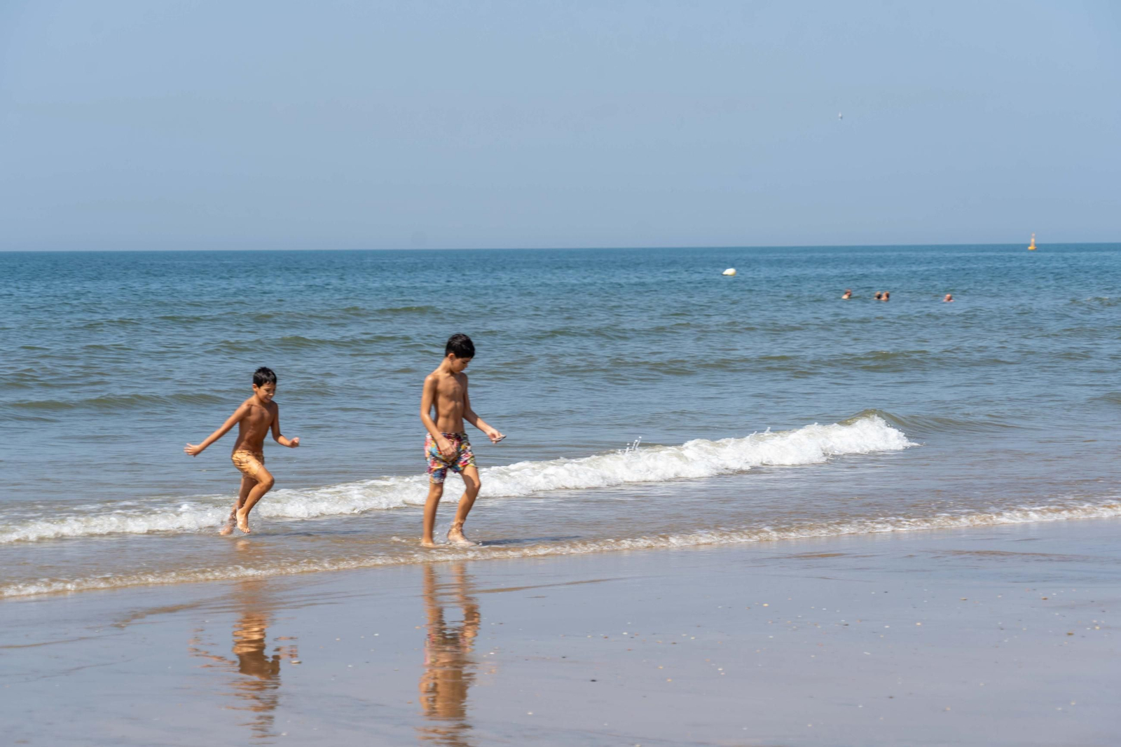 Una mañana de domingo en El Espigón, la playa de Huelva capital.