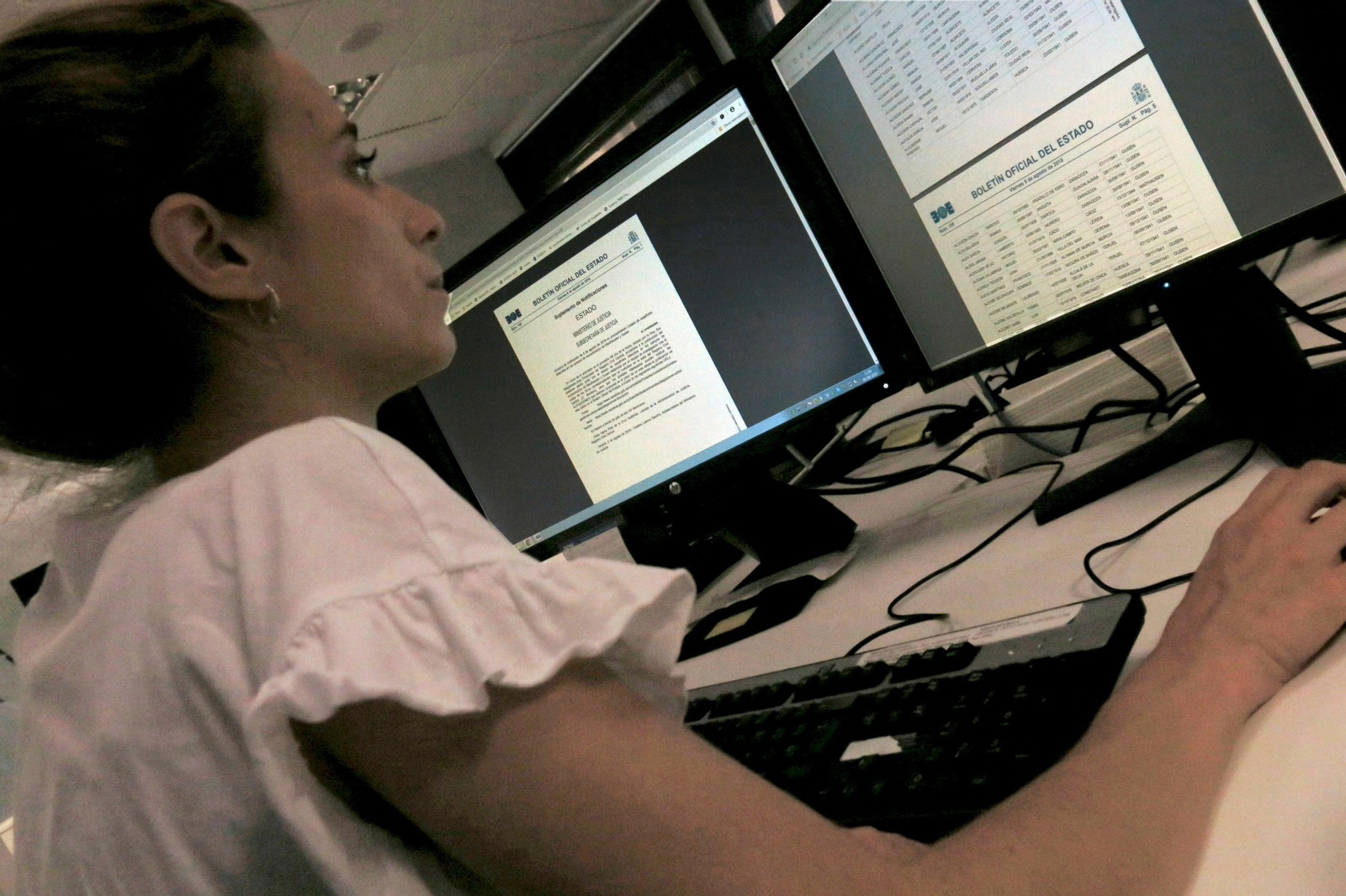 Una mujer consulta la lista de españoles muertos en Mauthausen y Gusen publicada en el BOE.