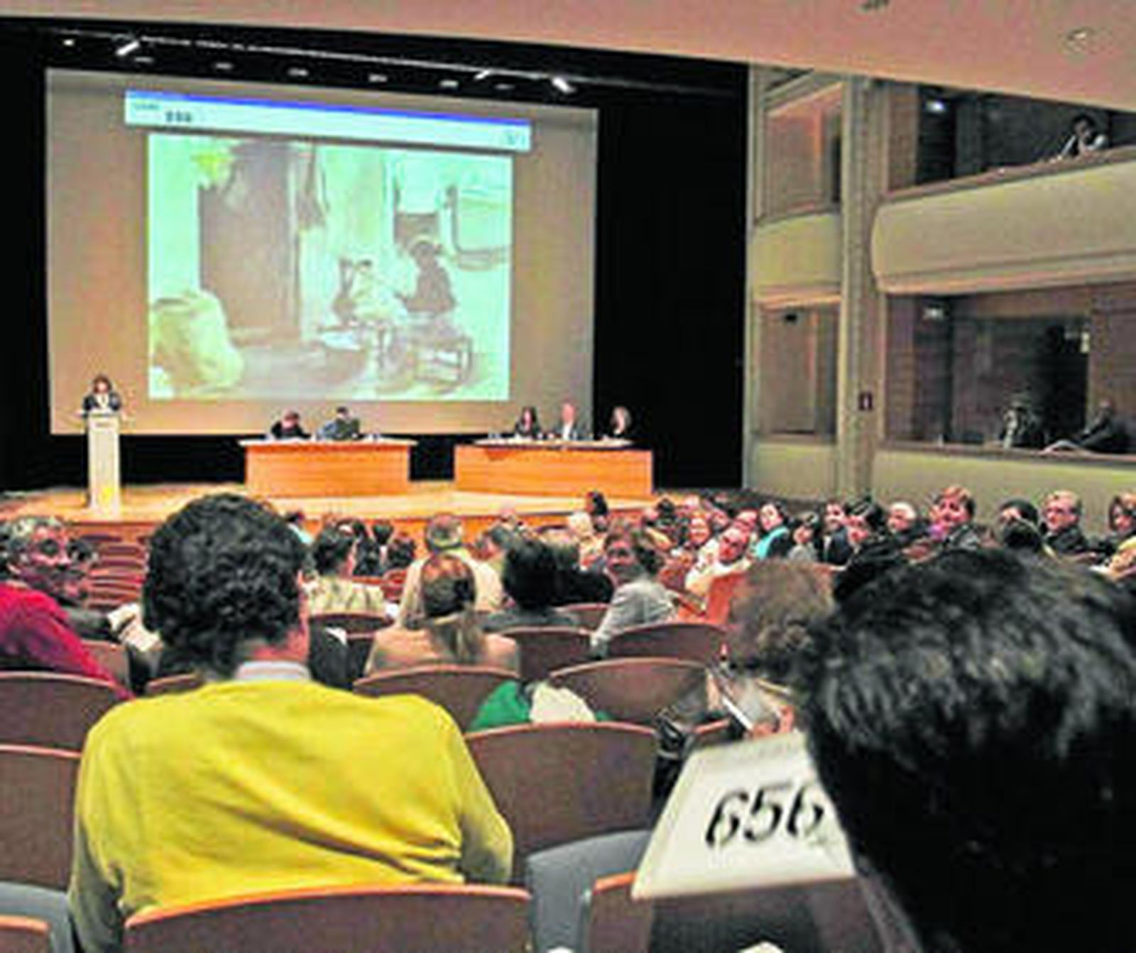 Animación en la sala Joaquín Turina durante la salida a puja en 2010 de 'Niña en la playa del Cabañal'.