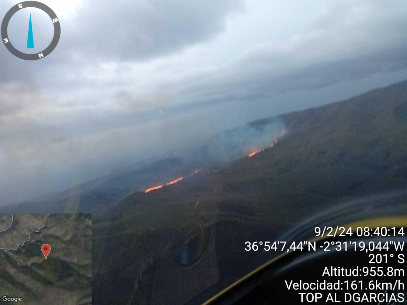 Imagen aérea del incendio desde el helicóptero ligero del Infoca.