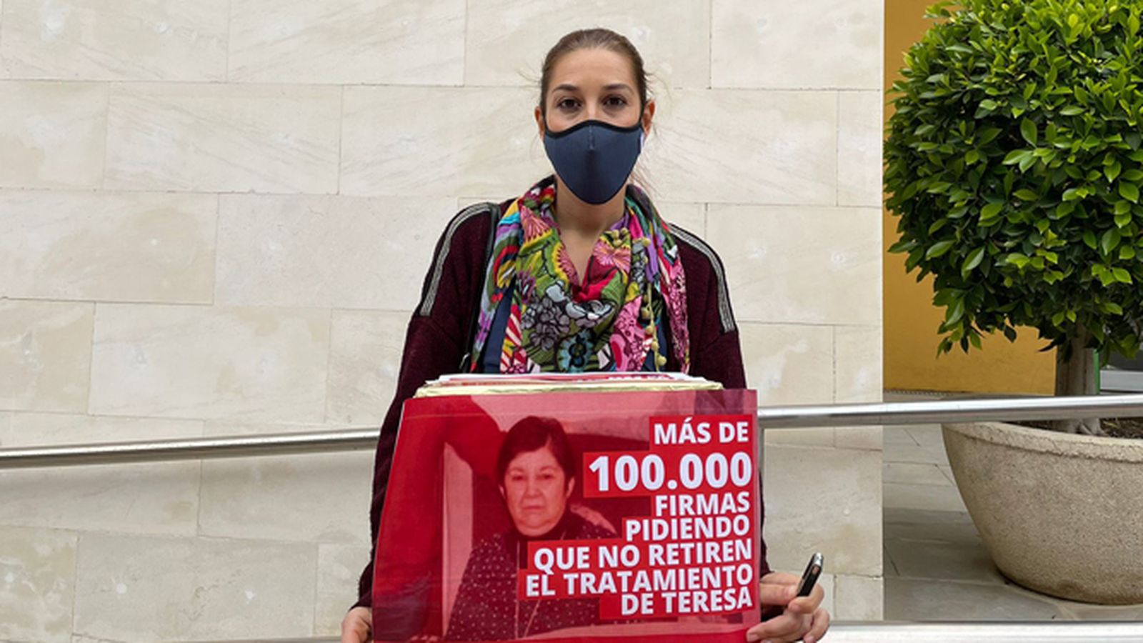 Teresa Castro, hija de Teresa Muñoz, con las 100.000 firmas entregadas en la consejería de Salud.