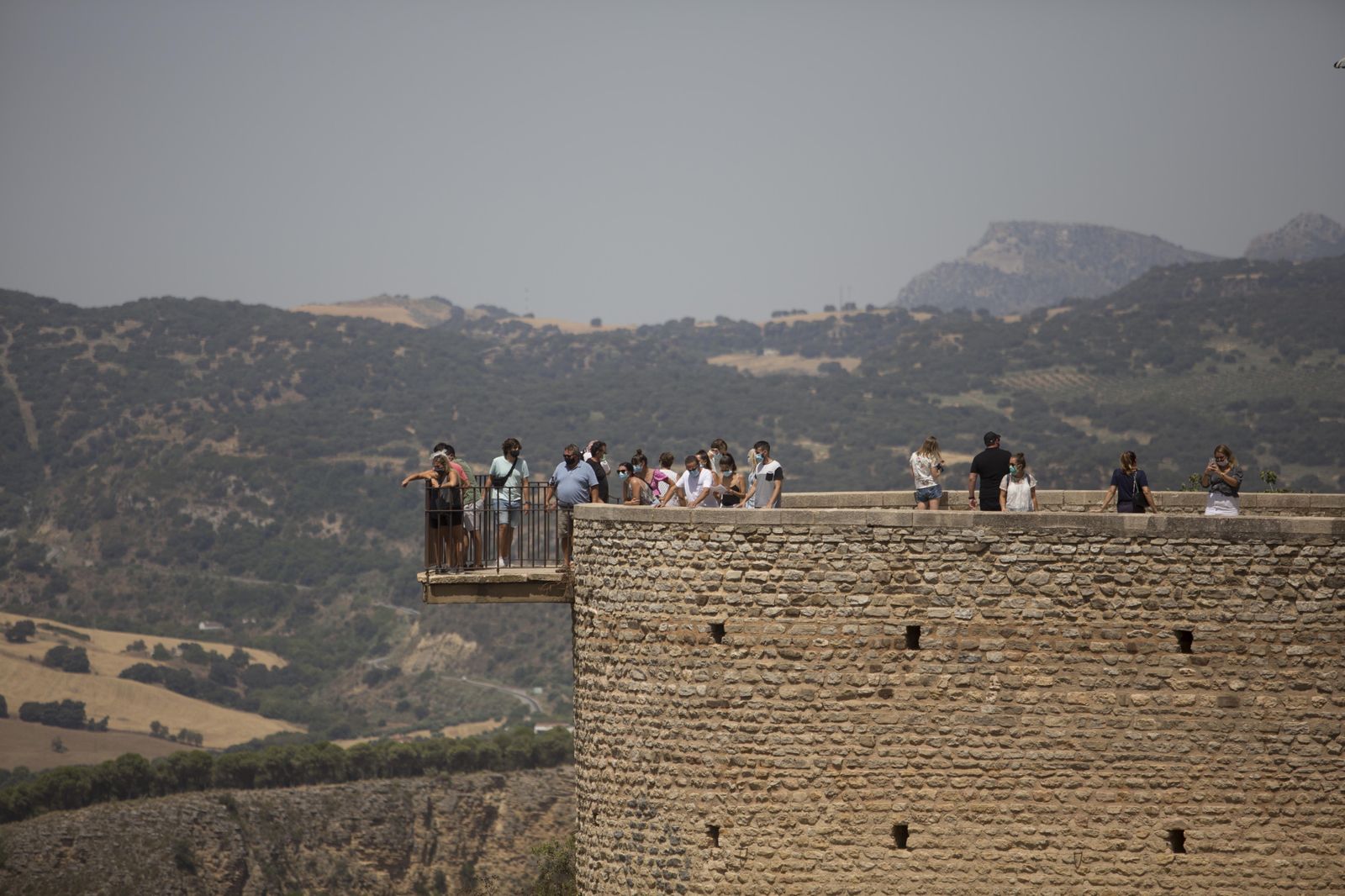 Grupo de turistas en los jardines de Blas Infante.