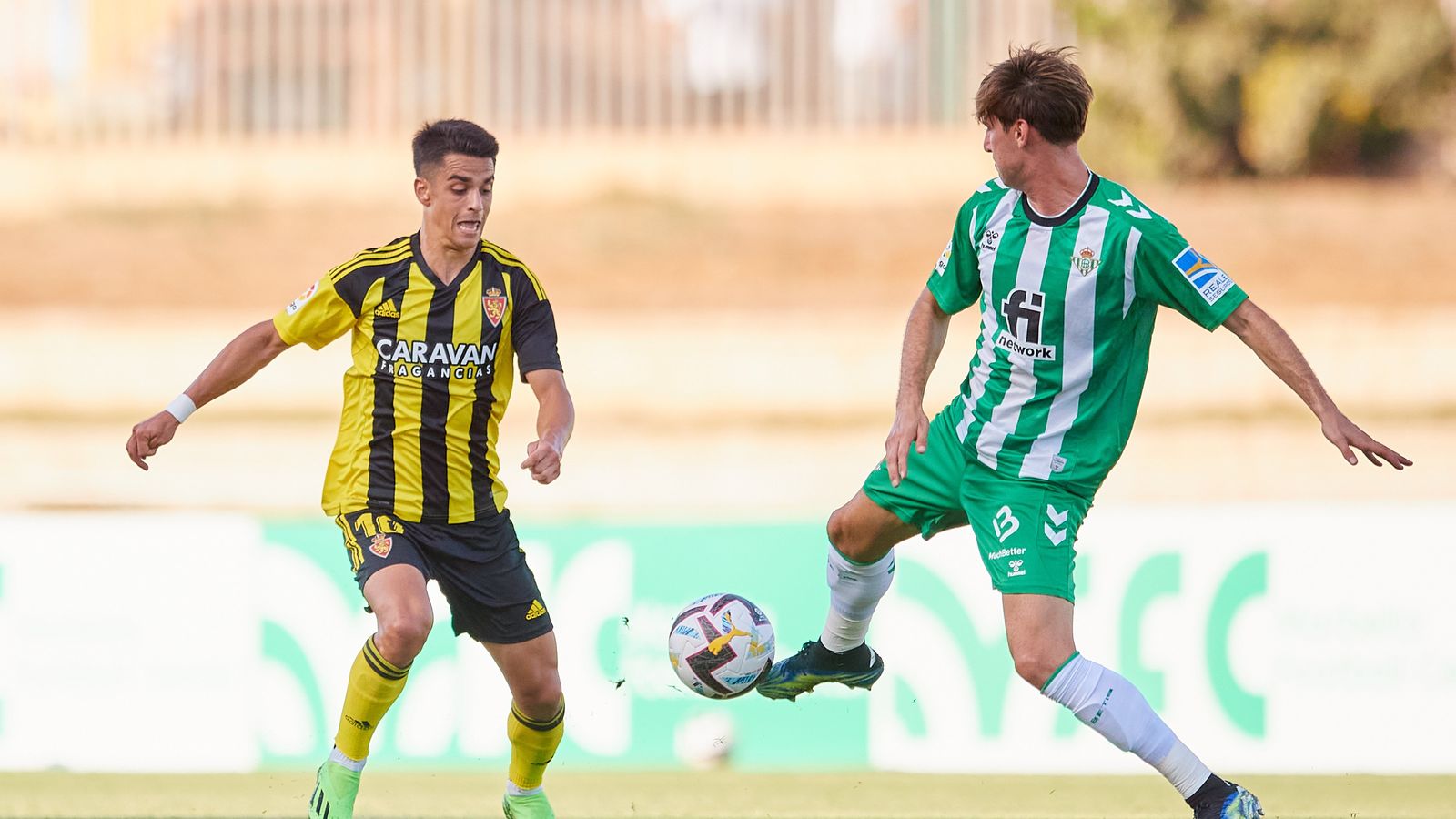 Miranda intenta controlar el balón ante Sergio Bermejo.