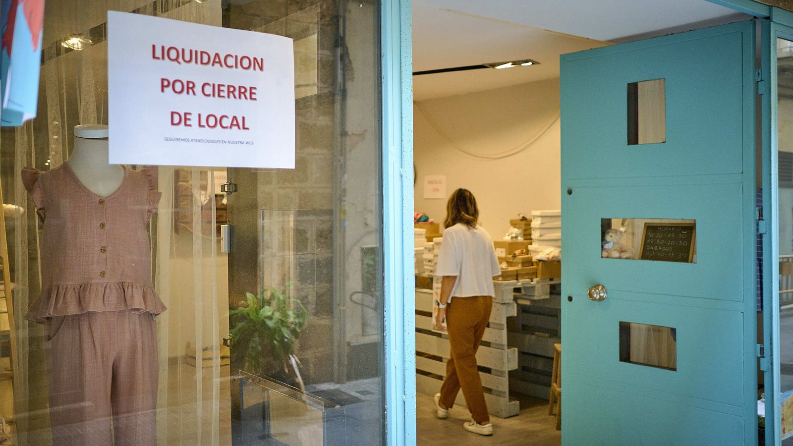 Cierre de comercios en pleno centro de Cádiz.