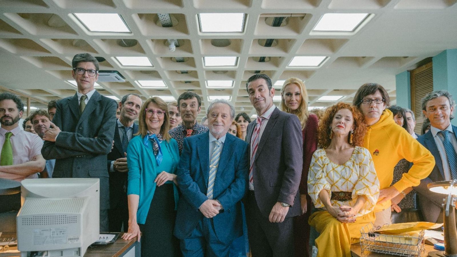 Manuel Galiana, en el centro, en 'Camera Café. La película'