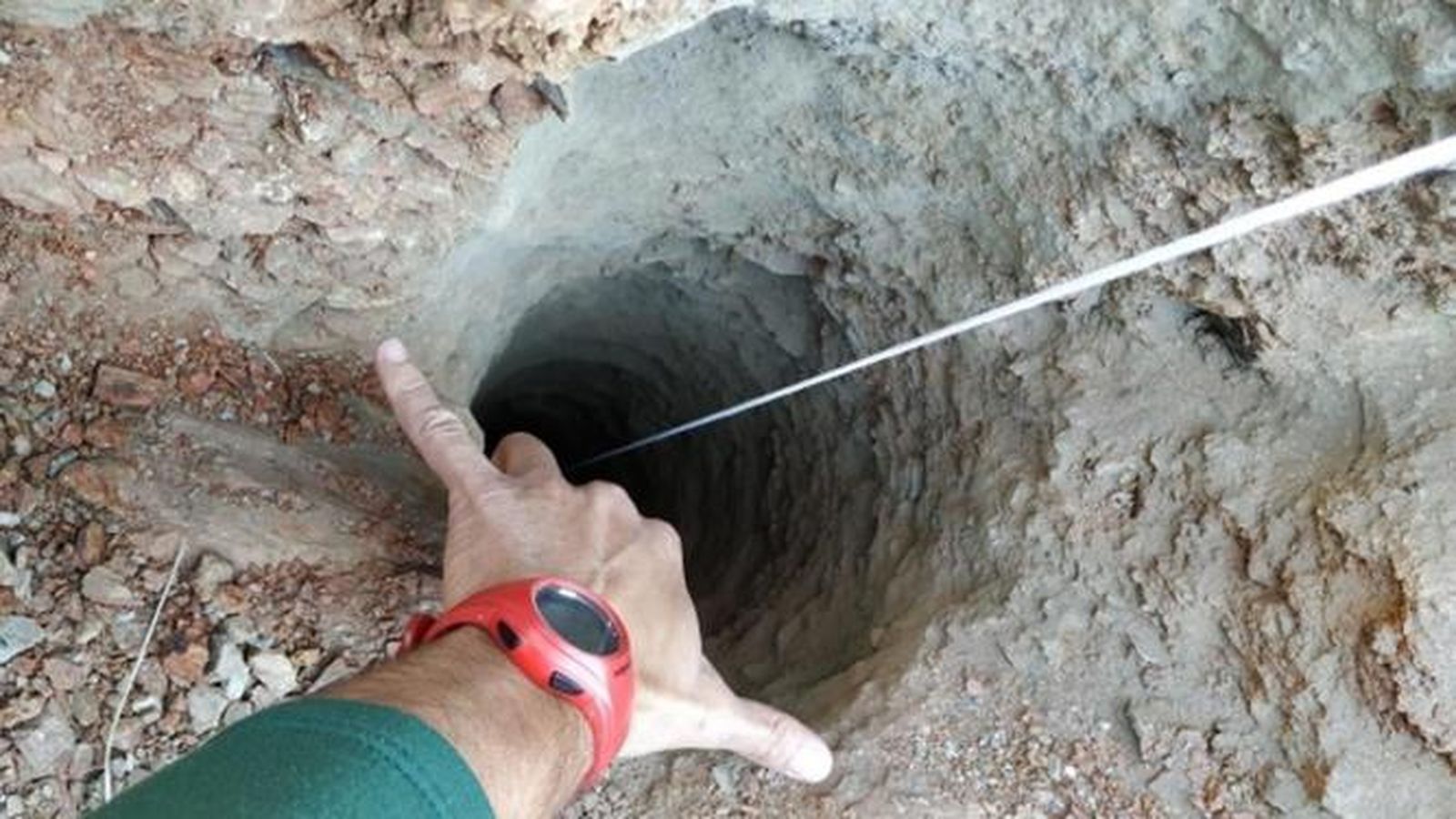 El pozo de 21 centímetros en el que cayó el niño.