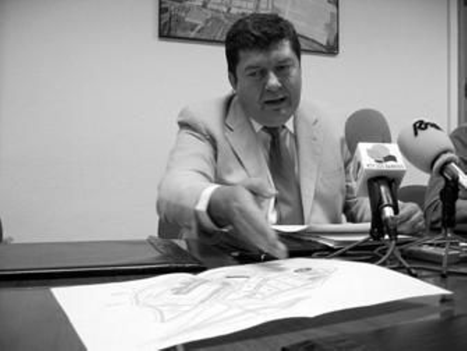 Alonso Rojas con los planos del parque tecnológico, en foto de archivo.