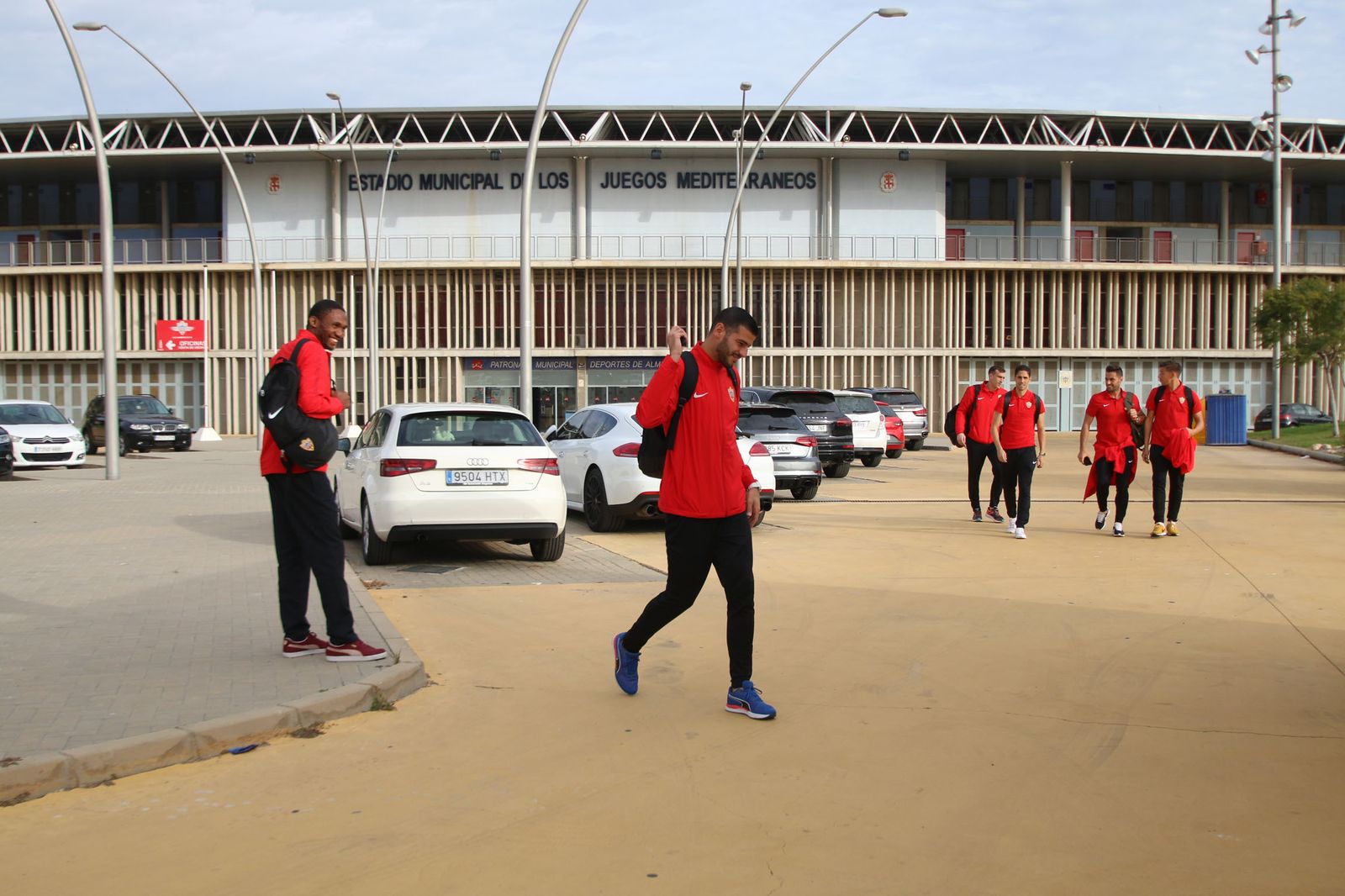 Owona y Javi Álamo cierran sus coches antes de subirse al autocar rumbo al aeropuerto de Granada.