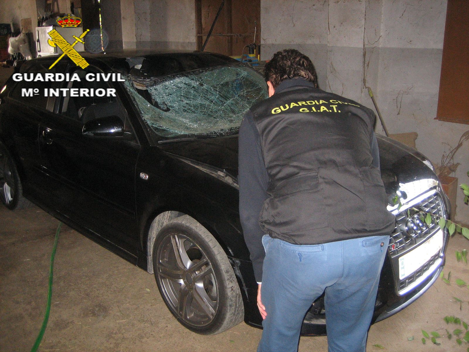 Un guardia civil con el coche implicado en el accidente ocurrido en octubre en el mismo lugar.