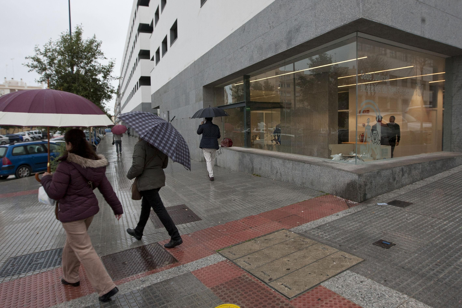 Los Juzgados de la calle Real, en una imagen de archivo tomada desde el exterior de las instalaciones.