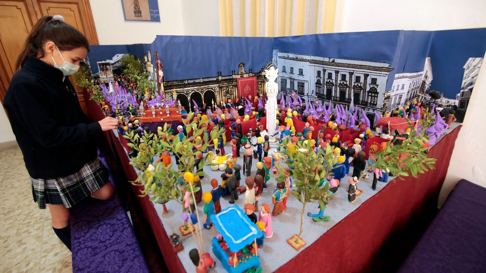 Una alumna del colegio Montaigne, colocando una pieza en el cortejo de la Defensión de plastilina.