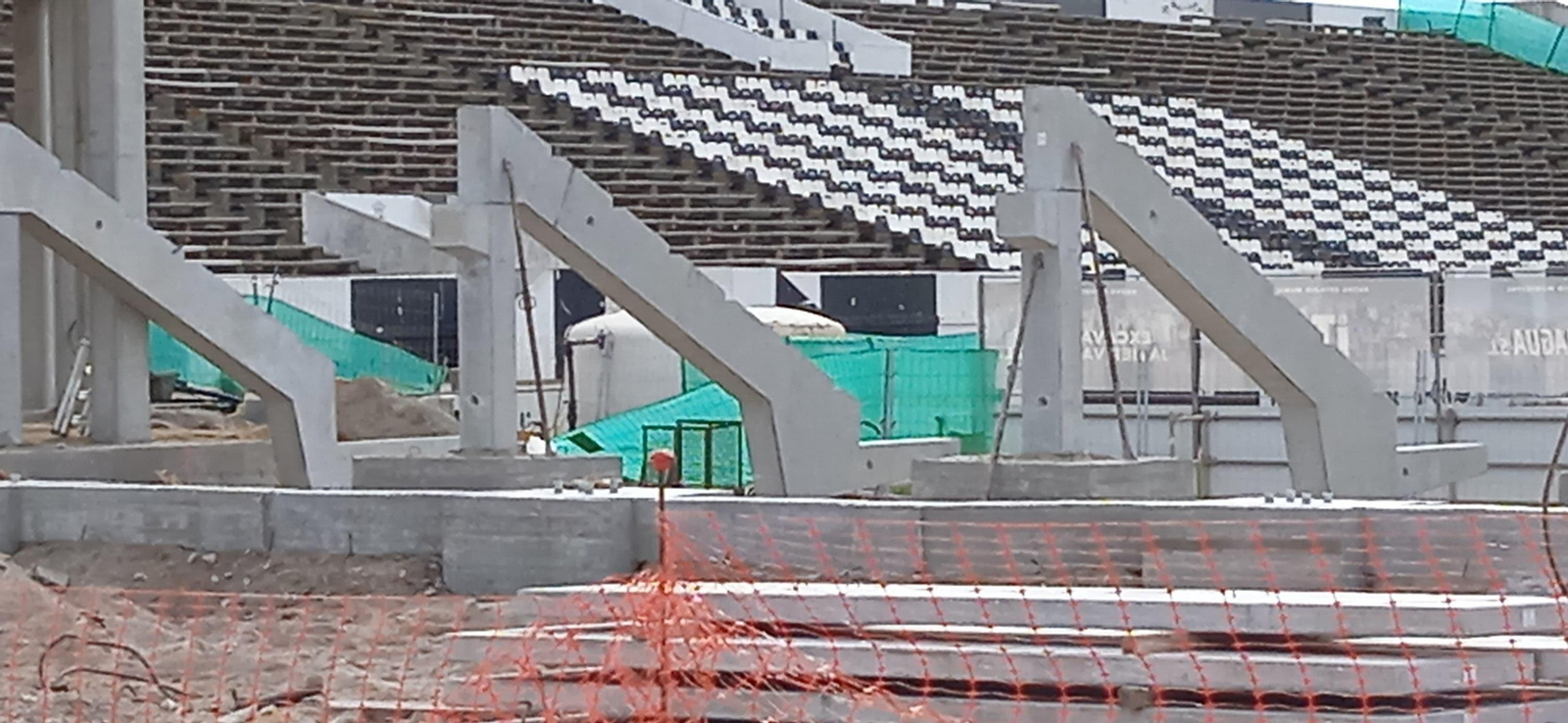 Los soportes sobre los que descansará una de las gradas de fondo