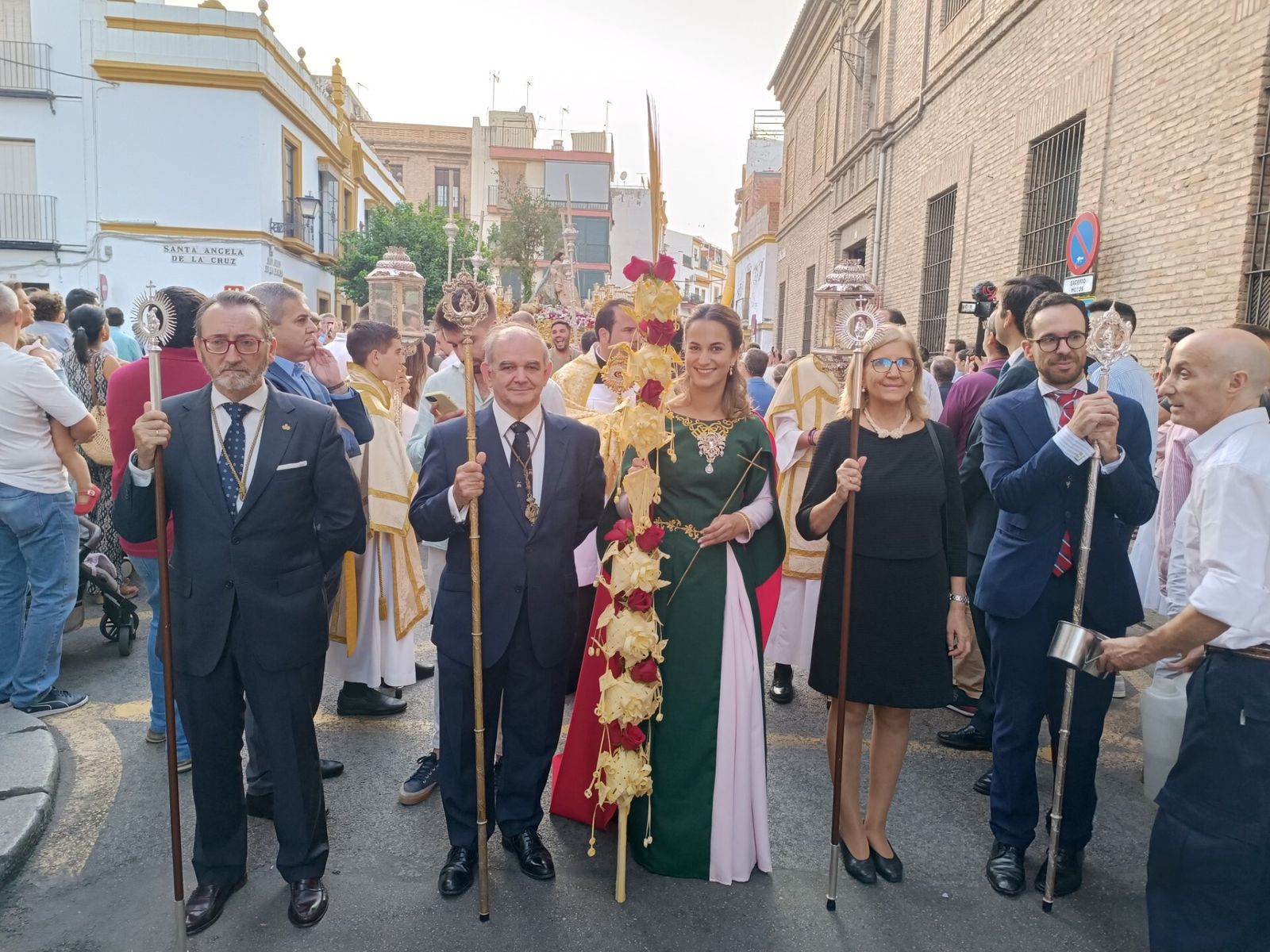 La joven que encarna Santa Marina flanqueada por Andrés Martín, hermano mayor de la Divina Pastora; y Amidea Navarro, delegada del Distrito Casco Antiguo.