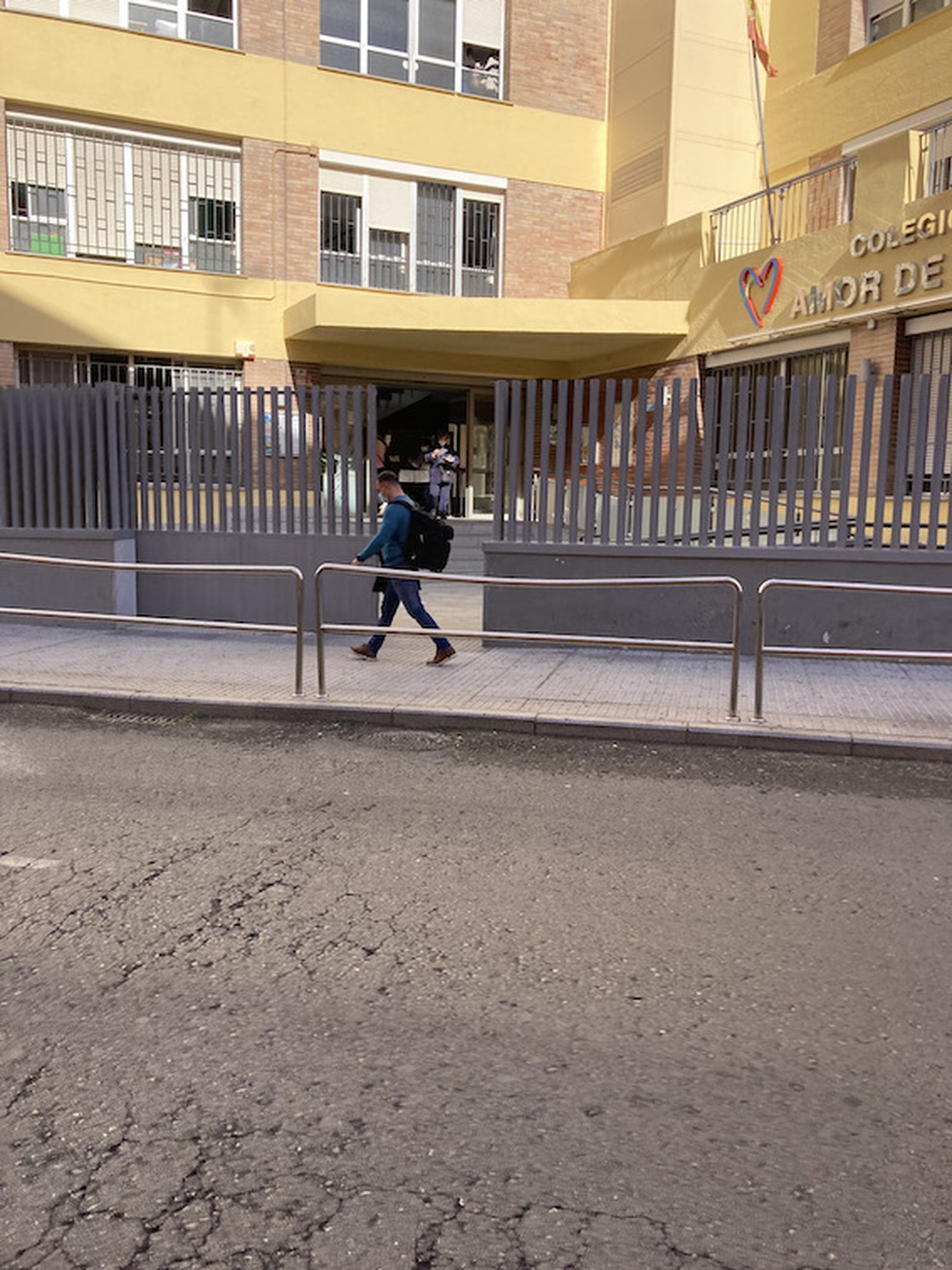 Así son los complicados accesos a los colegios de Cádiz